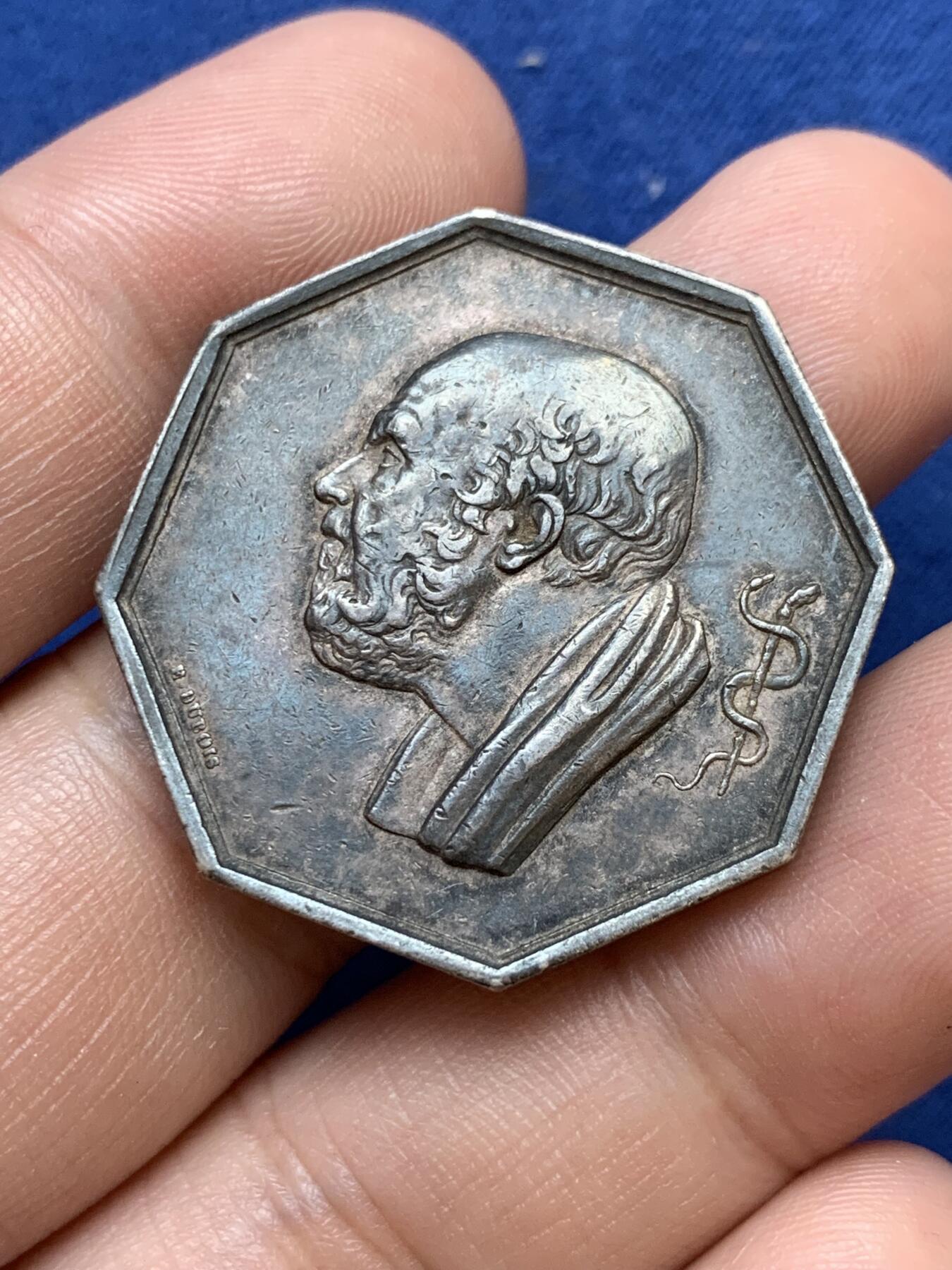 《竞宝斋》第291场- 周日，周一，周二 3场连拍 （全场包邮） 法国医疗八角银章 直径32mm 重19.6克 早期油灯边铭 黑漆包浆 厚重版