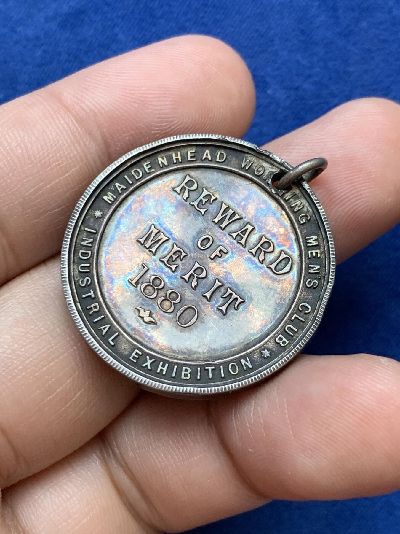 《竞宝斋》第291场- 周日，周一，周二 3场连拍 （全场包邮） 英国1880年梅登黑德工人俱乐部功绩奖励银质奖章，代币生生不息的蛇，14.73g，31.3mm