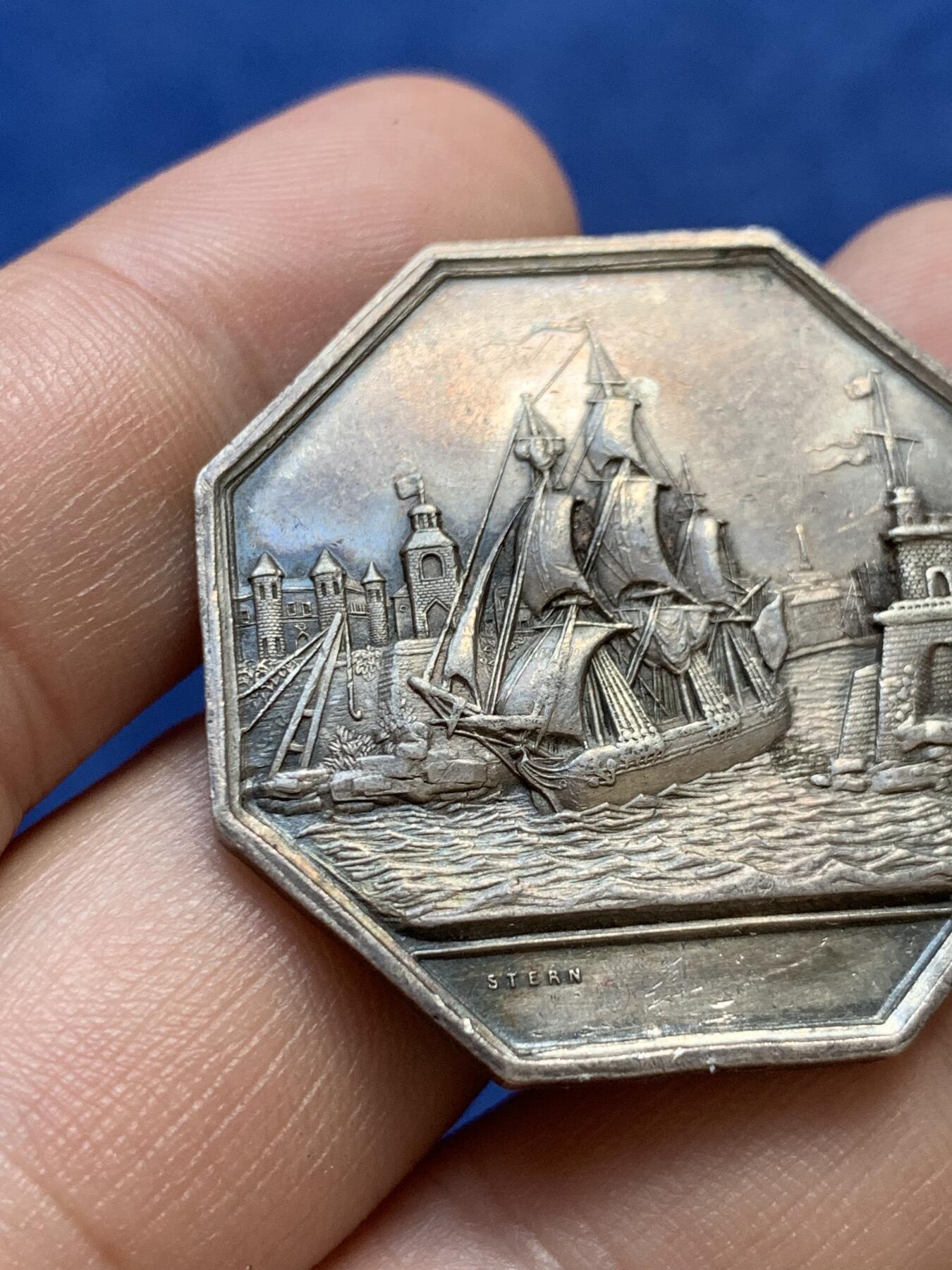 《竞宝斋》第291场- 周日，周一，周二 3场连拍 （全场包邮） 法国海上保险公司八角银质代币，擅长帆船雕刻的stern作品，18.79g，36.7mm，手指边铭