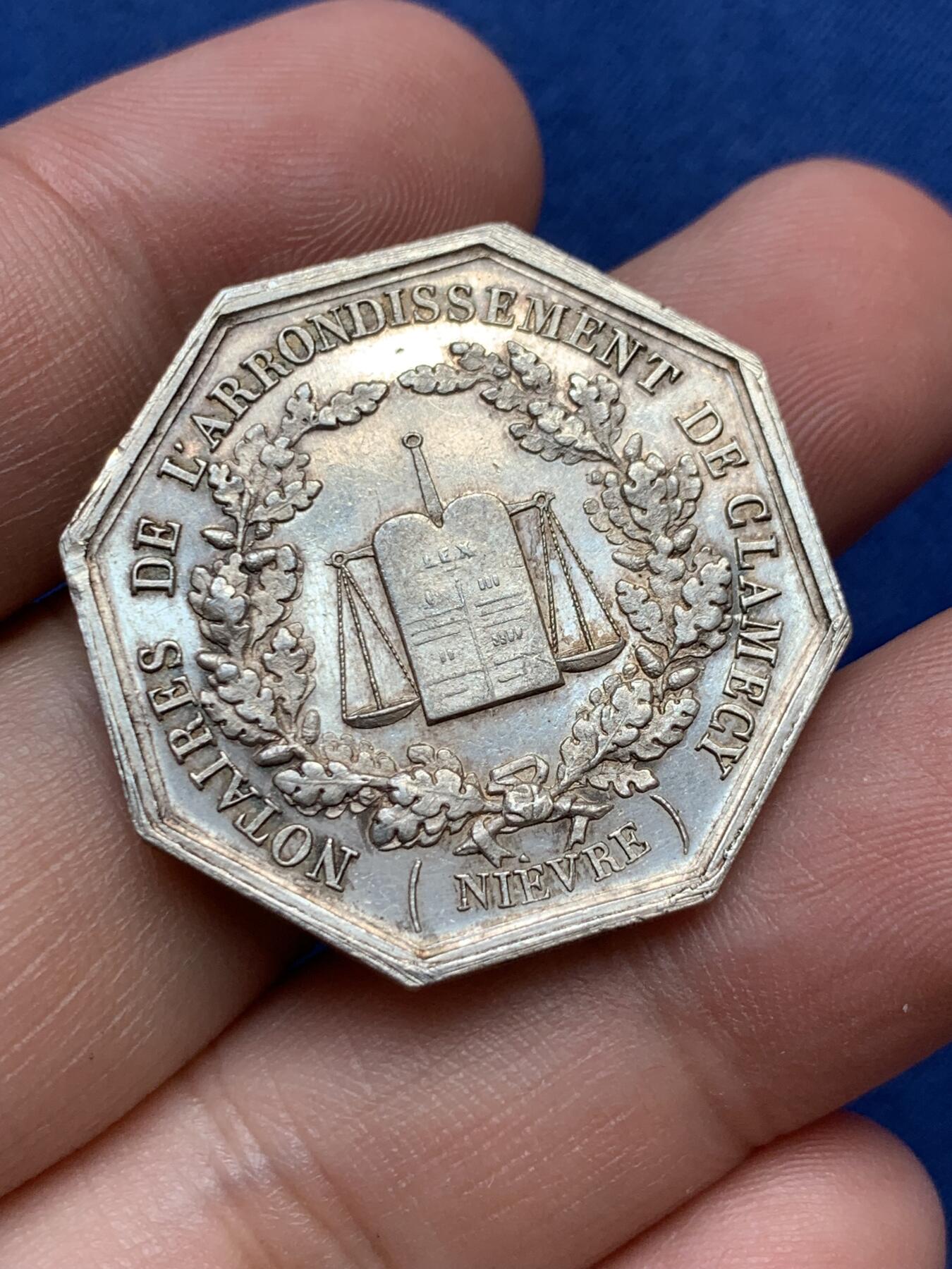 《竞宝斋》第291场- 周日，周一，周二 3场连拍 （全场包邮） 法国八角银质代币，克拉梅西·涅夫勒公证人，13.41g，31.3mm，丰饶角边铭