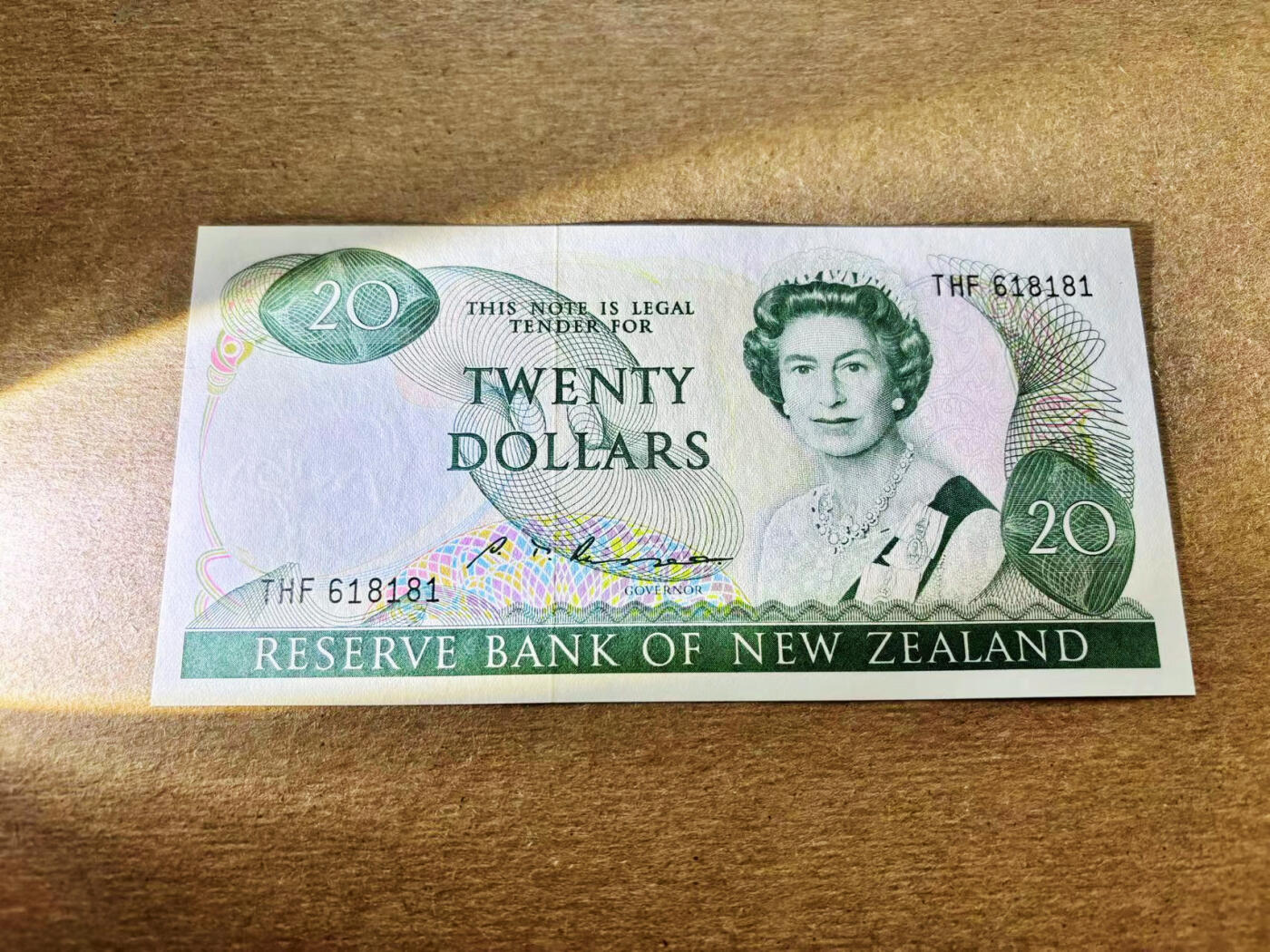 【Blue Auction】✨世界纸币精拍第511期【精】 【倒置号】新西兰 20元 花冠女王 全新UNC