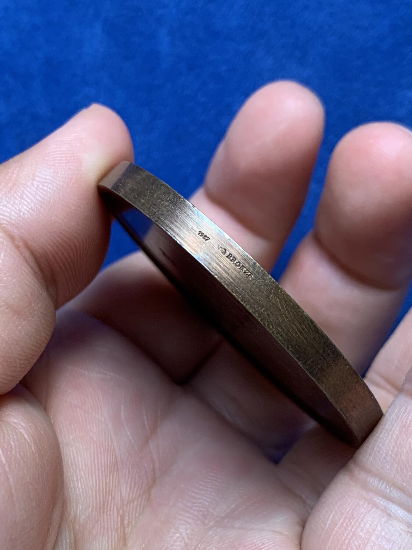 《竞宝斋》第291场- 周日，周一，周二 3场连拍 （全场包邮） 法国燃气航海圆形铜质奖章，76.04g，51mm，边铭1987+丰饶角铜标