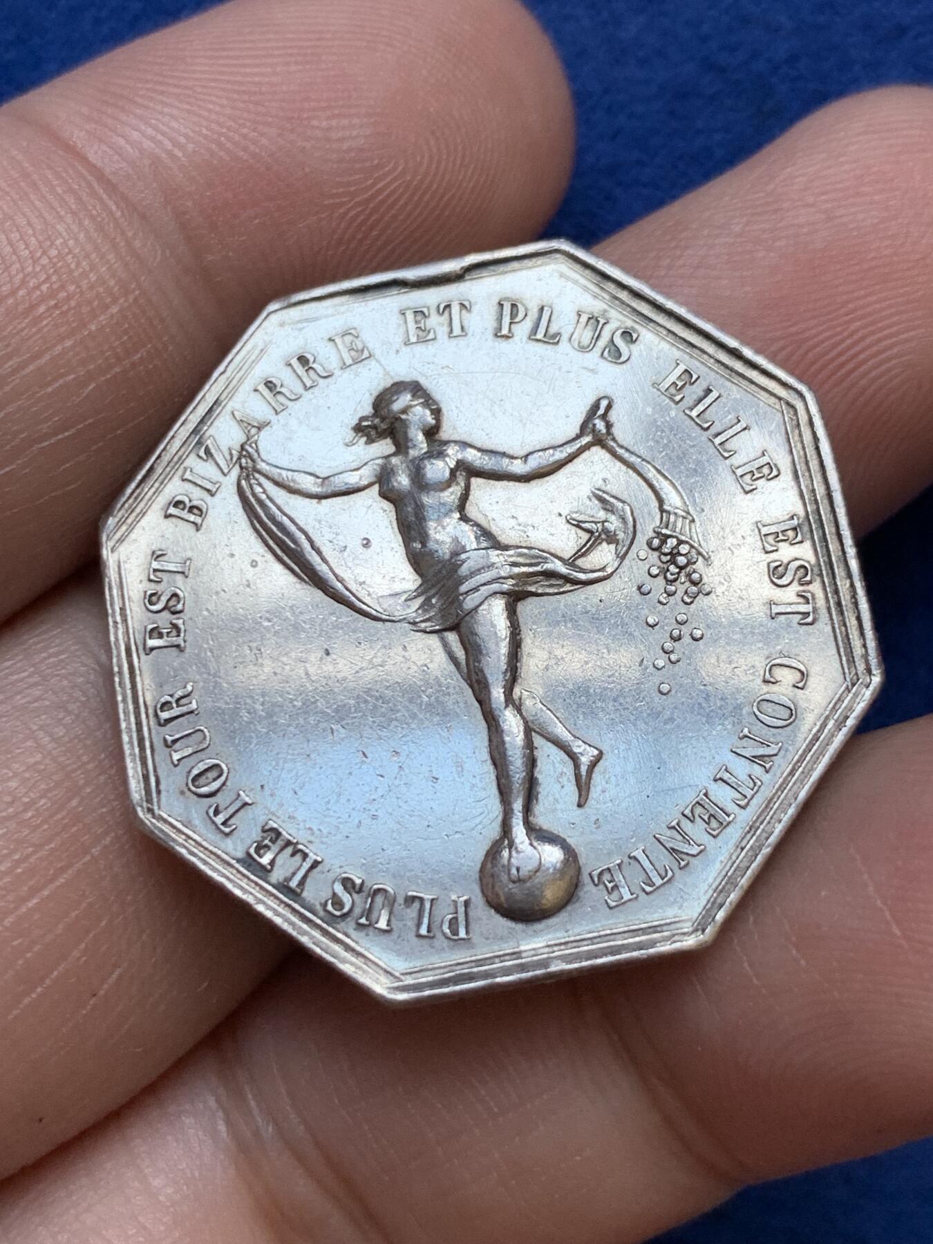 《竞宝斋》第291场- 周日，周一，周二 3场连拍 （全场包邮） 法国宫廷游戏八角银章 丘比特和舞者 30.3mm 11.9g 早期油灯边铭 稀缺品种