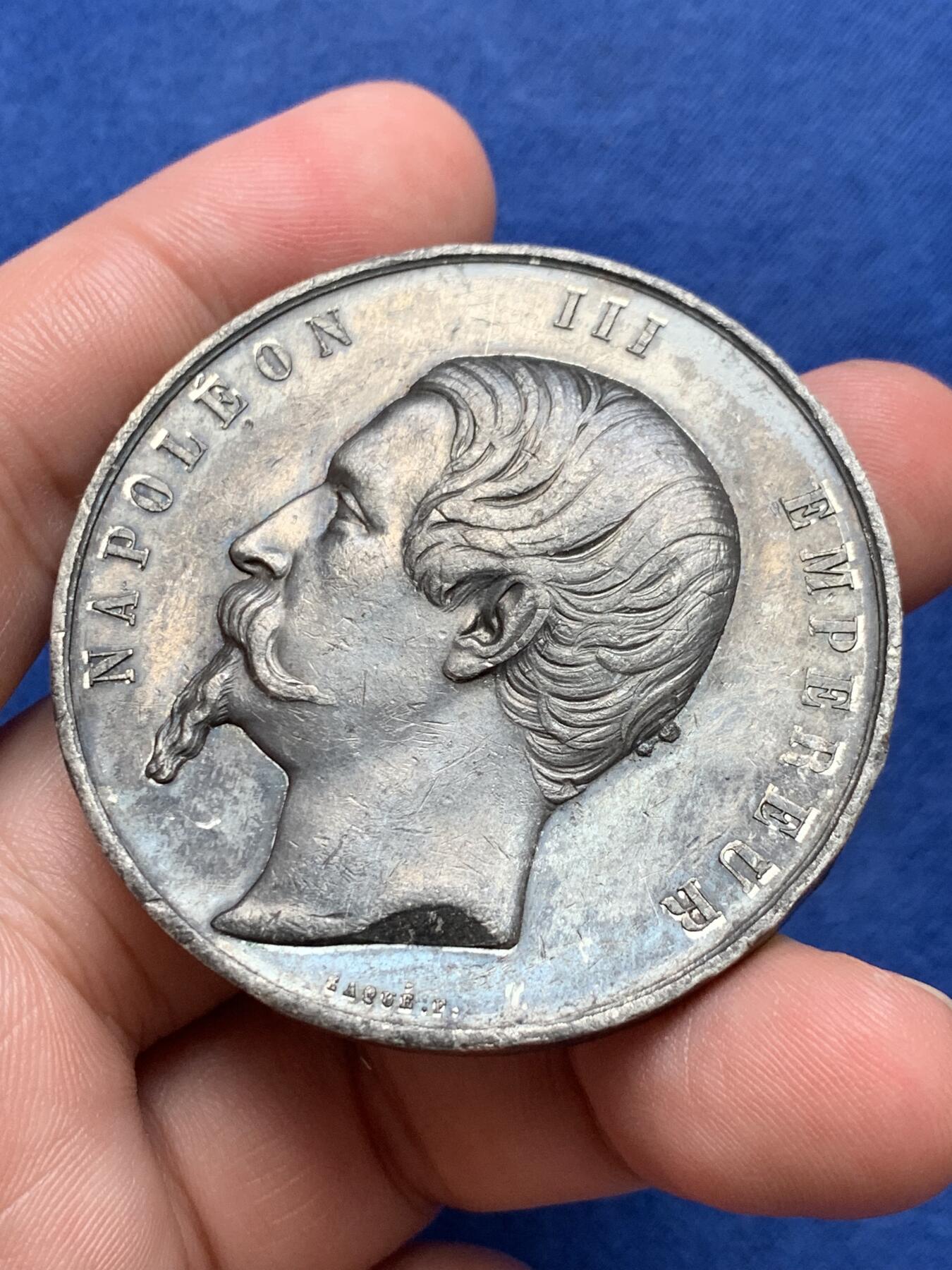 《竞宝斋》第291场- 周日，周一，周二 3场连拍 （全场包邮） 法国1855年拿破仑三世头像世博会工业宫建筑锡质圆章，46.71g，50.3mm，无边铭，有磕碰