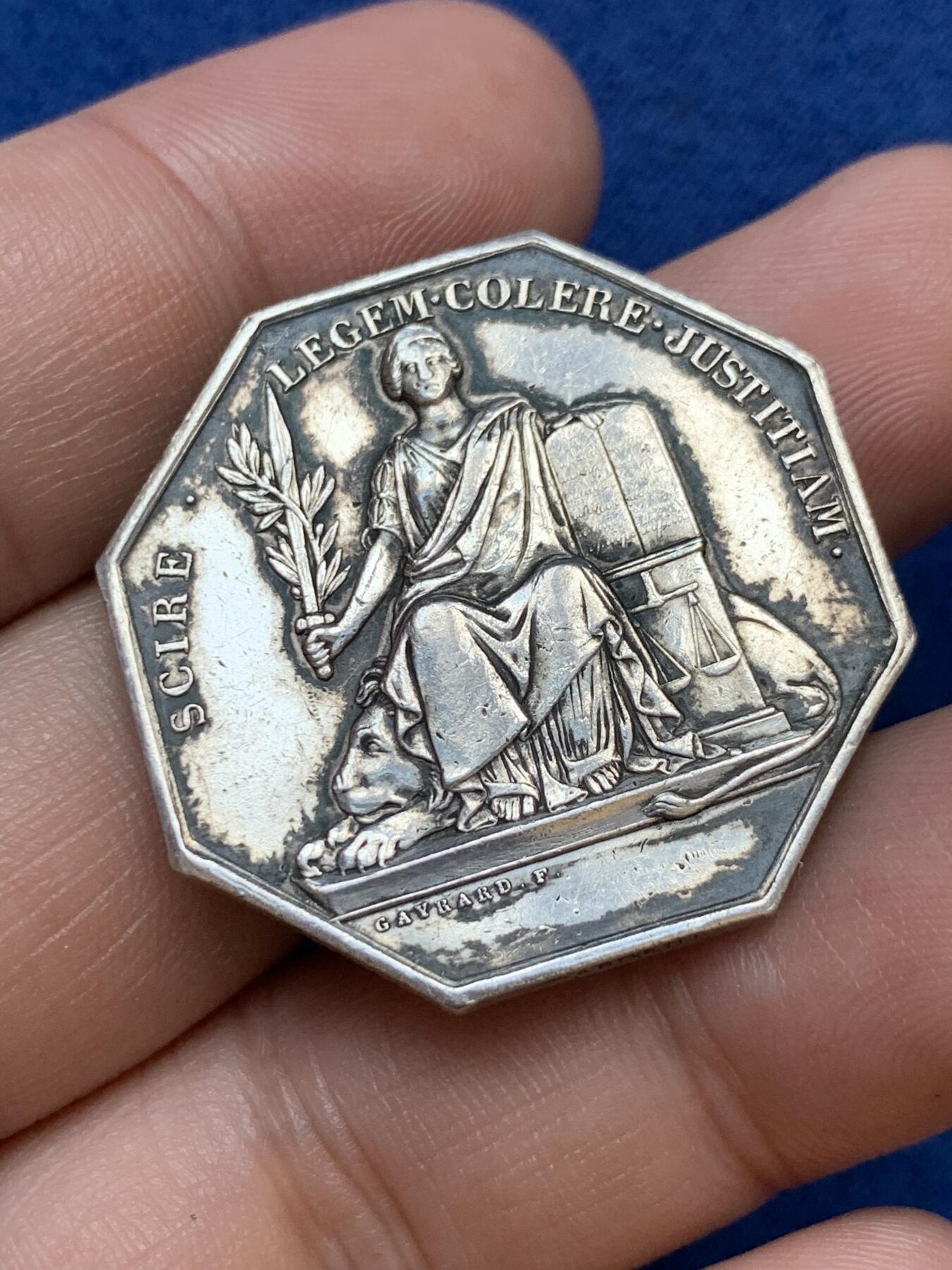 《竞宝斋》第291场- 周日，周一，周二 3场连拍 （全场包邮） 法国巴勒杜克公证人八角银质代币，17.15g，32.6mm，手指边铭