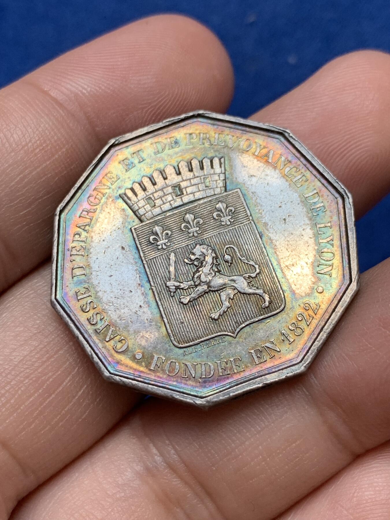 《竞宝斋》第291场- 周日，周一，周二 3场连拍 （全场包邮） 法国里昂储蓄银行十角银jeton，33mm，15.8克，蜜蜂+ARGENT边铭