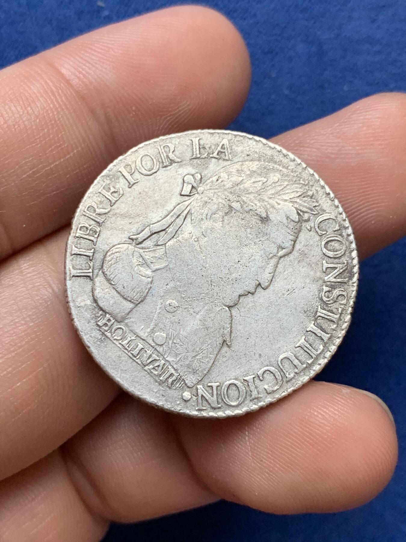 《竞宝斋》第290场- 周日，周一，周二 3场连拍 （全场包邮） 两枚一组 玻利维亚羊驼4索尔银币 南美解放者玻利瓦尔头像 两个版本