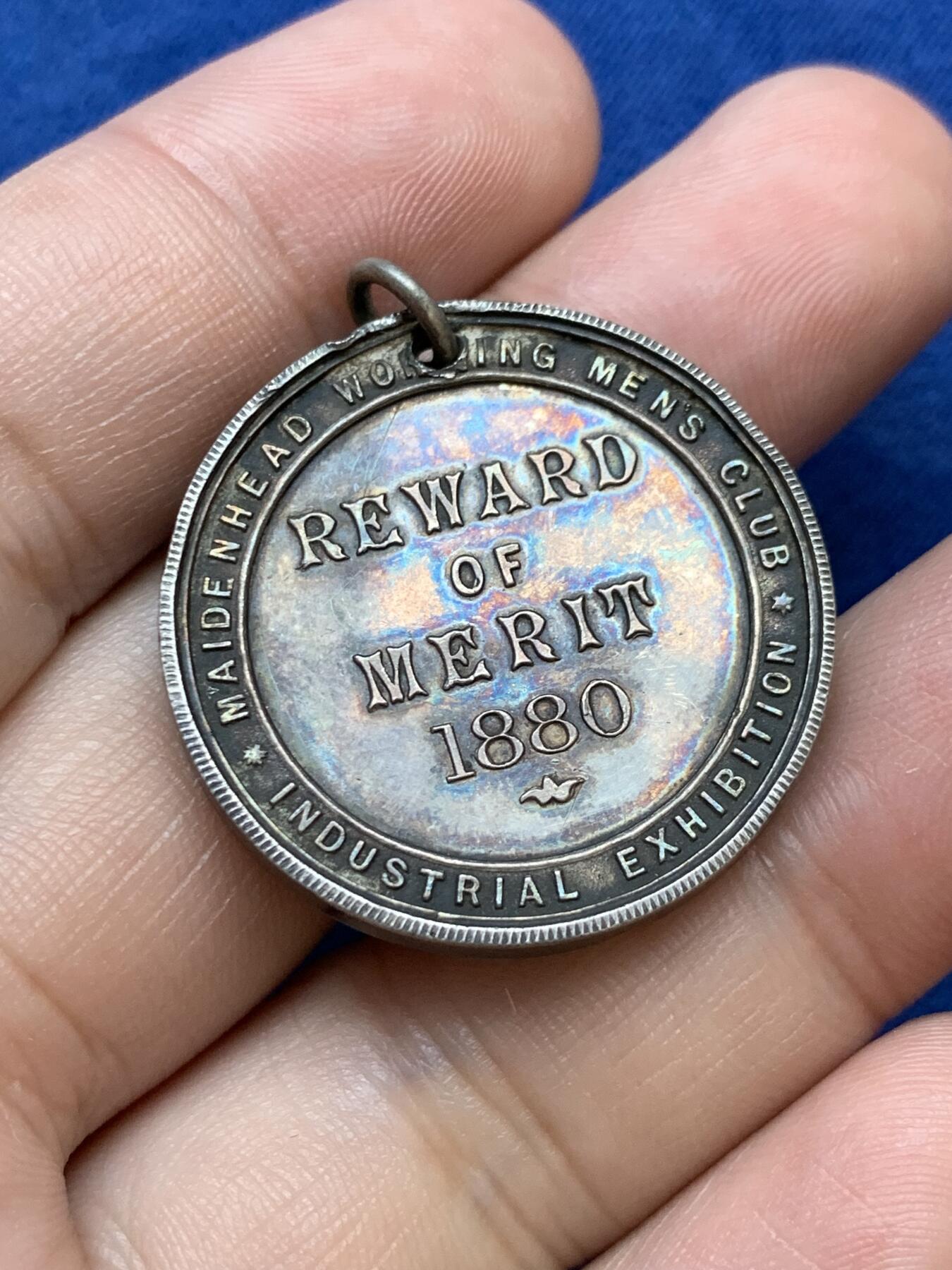 《竞宝斋》第291场- 周日，周一，周二 3场连拍 （全场包邮） 英国1880年梅登黑德工人俱乐部功绩奖励银质奖章，代币生生不息的蛇，14.73g，31.3mm