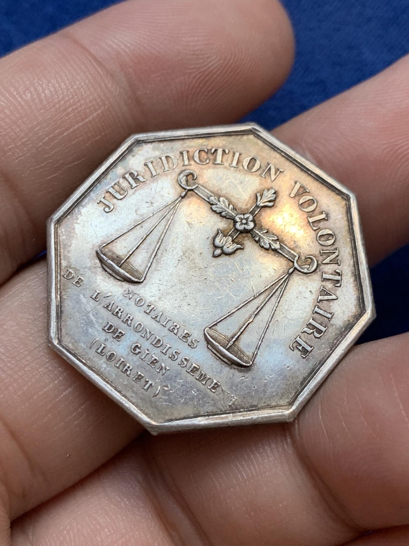 《竞宝斋》第291场- 周日，周一，周二 3场连拍 （全场包邮） 法国阿根廷日报八角银章 直径30.5克 重13.1克 手指边铭