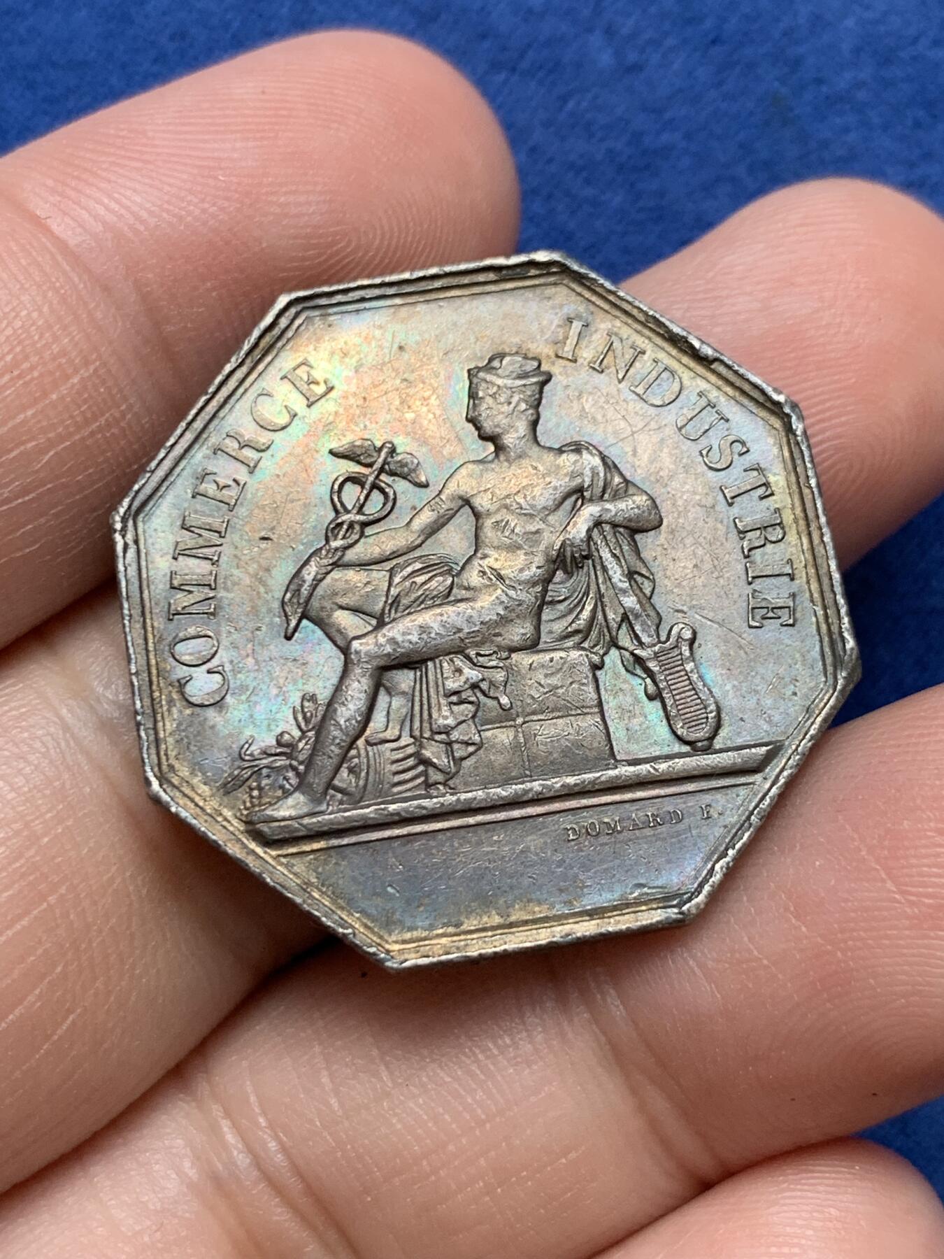 《竞宝斋》第291场- 周日，周一，周二 3场连拍 （全场包邮） 五彩法国墨丘利八角银制代用币 13.33克 30.5mm