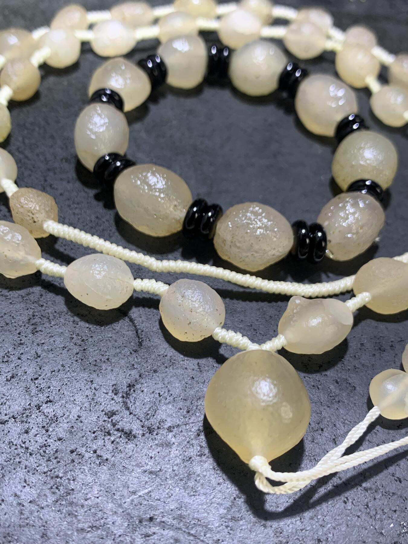 精美天然阿拉善戈壁白玛瑙原石项链加手串一套