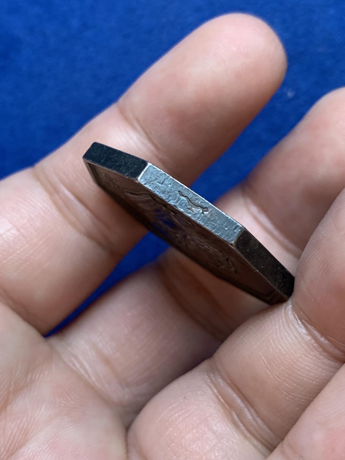 《竞宝斋》第291场- 周日，周一，周二 3场连拍 （全场包邮） 法国医疗八角银章 直径32mm 重19.6克 早期油灯边铭 黑漆包浆 厚重版