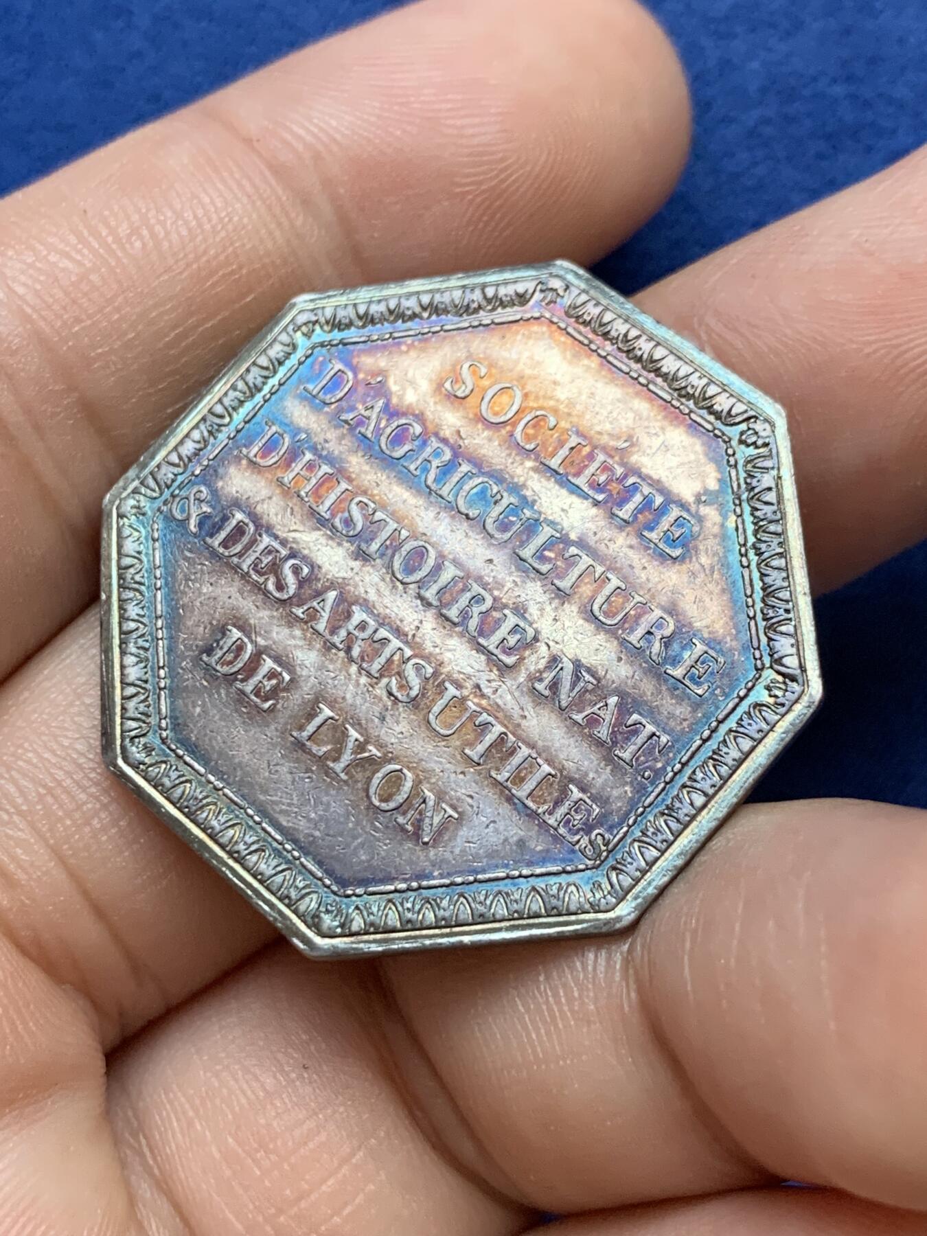 《竞宝斋》第291场- 周日，周一，周二 3场连拍 （全场包邮） 法国里昂国家和艺术历史农业银行八角银jeton，33.3mm，10.9克，早期无边铭