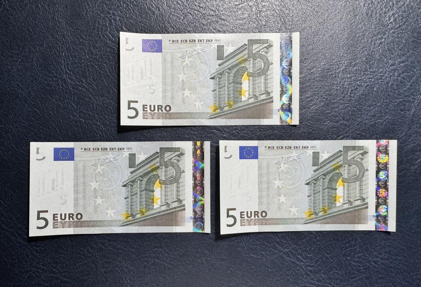 收藏联盟Quantum Auction 第363期拍卖  欧盟国家爱尔兰2002年第二签名5元三张 品相UNC 票面点钞痕 号码无4 较稀少