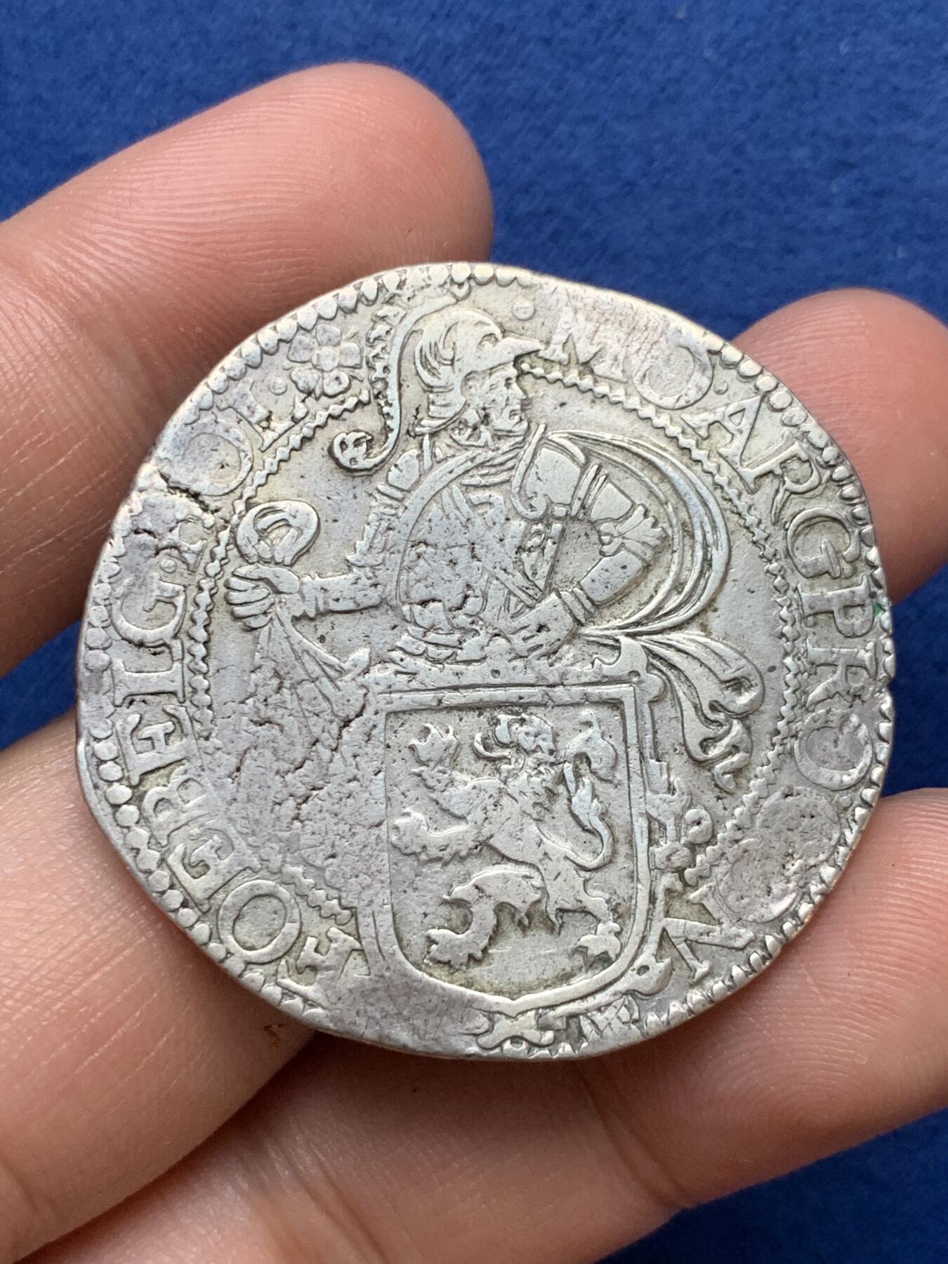 《竞宝斋》第290场- 周日，周一，周二 3场连拍 （全场包邮） 荷兰1616狮洋大银币 正面是站立大狮子 背面是戎装武士 武士人脸清晰 非常难得