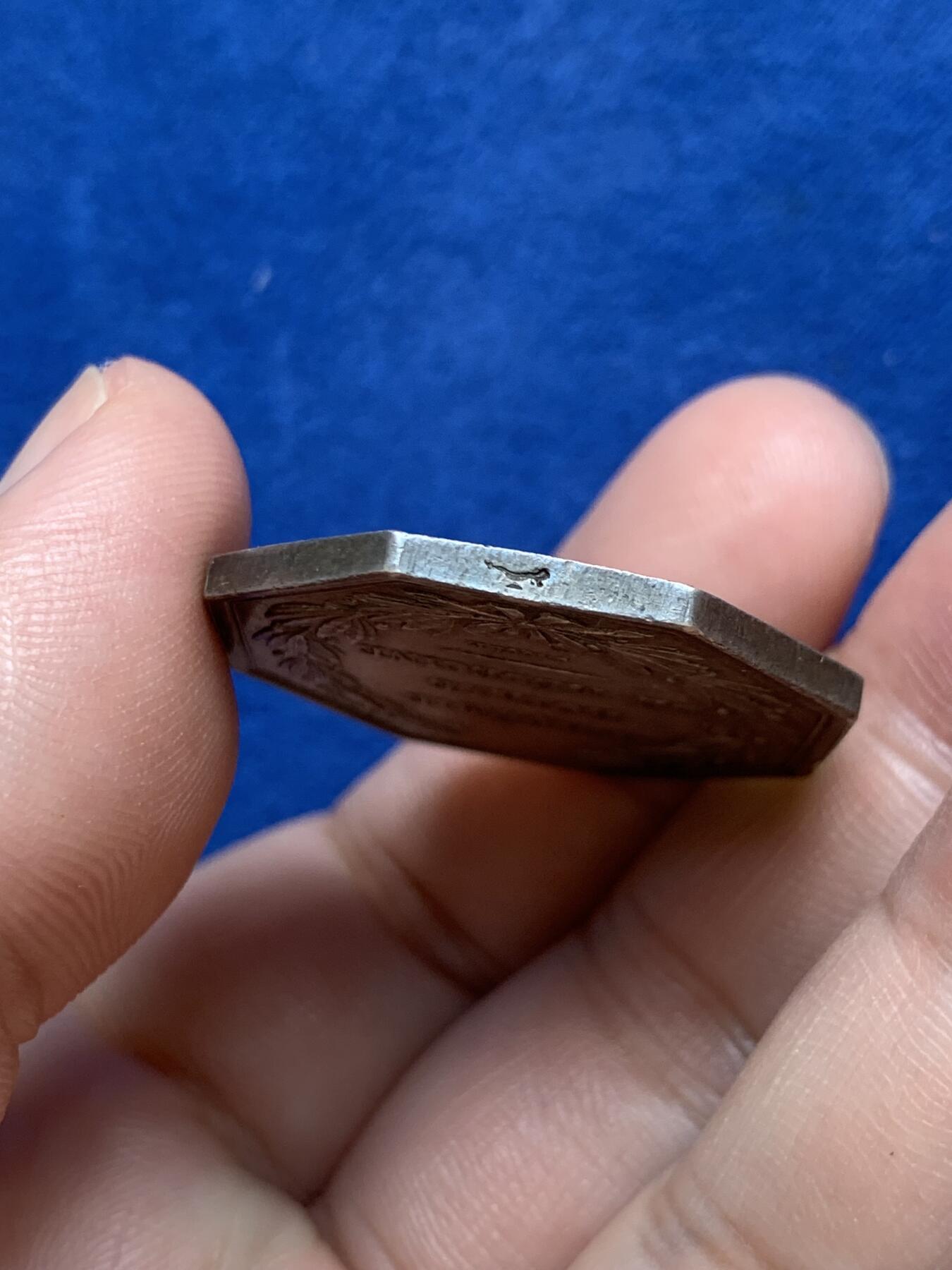 《竞宝斋》第291场- 周日，周一，周二 3场连拍 （全场包邮） 法国菲利普一世皇家医学院八角银章 原味包浆 14.3g 神灯边铭