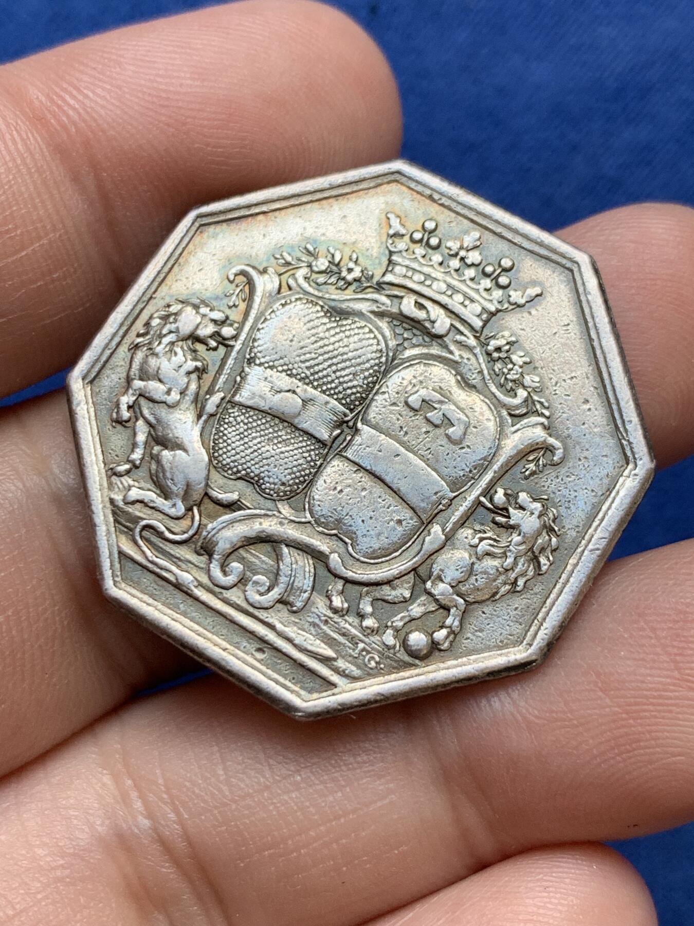 《竞宝斋》第291场- 周日，周一，周二 3场连拍 （全场包邮） 法国早期贵族双狮纹章八角银质代币，14.31g，32.9mm，早期无边铭