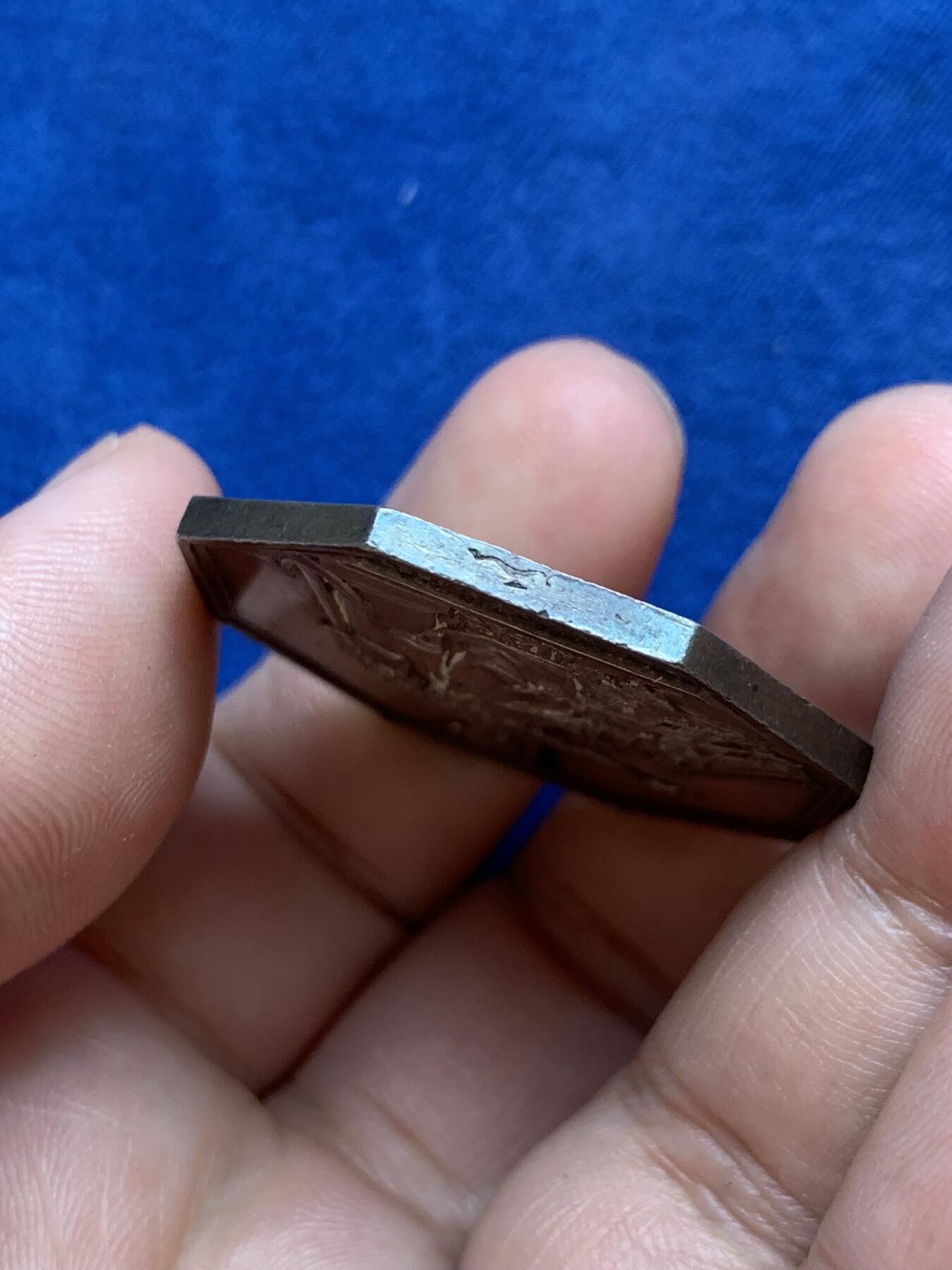 《竞宝斋》第291场- 周日，周一，周二 3场连拍 （全场包邮） 法国1832海事保险八角银质代币 21.13克 36.4mm 油灯边铭