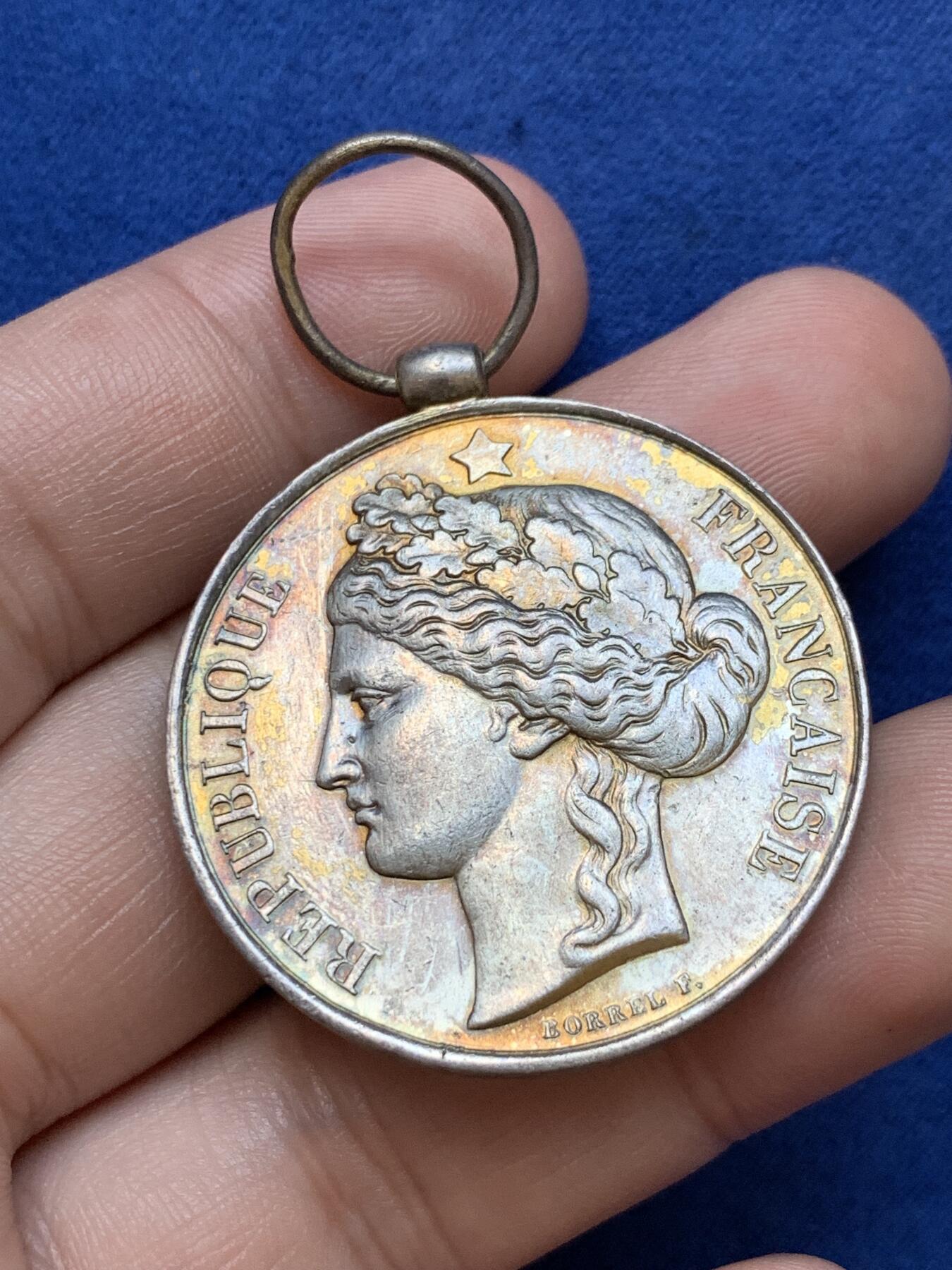 《竞宝斋》第291场- 周日，周一，周二 3场连拍 （全场包邮） 好彩 法国谷物女神带环银章 22.56克 37mm 蜜蜂边铭