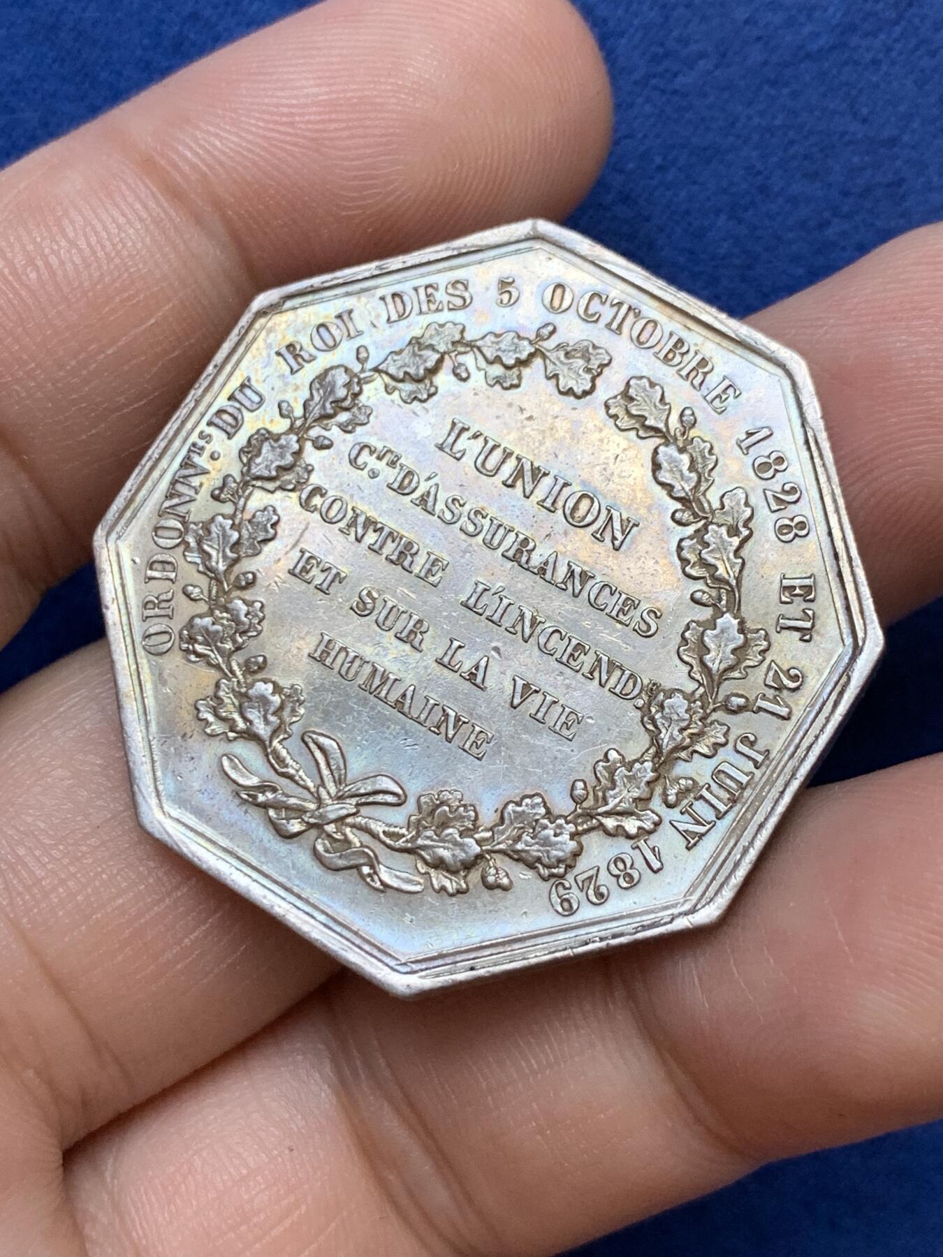 《竞宝斋》第291场- 周日，周一，周二 3场连拍 （全场包邮） 法国火灾保险八角银质代币 底板光洁人物细致非常不错的品种 21.44克 36.8mm