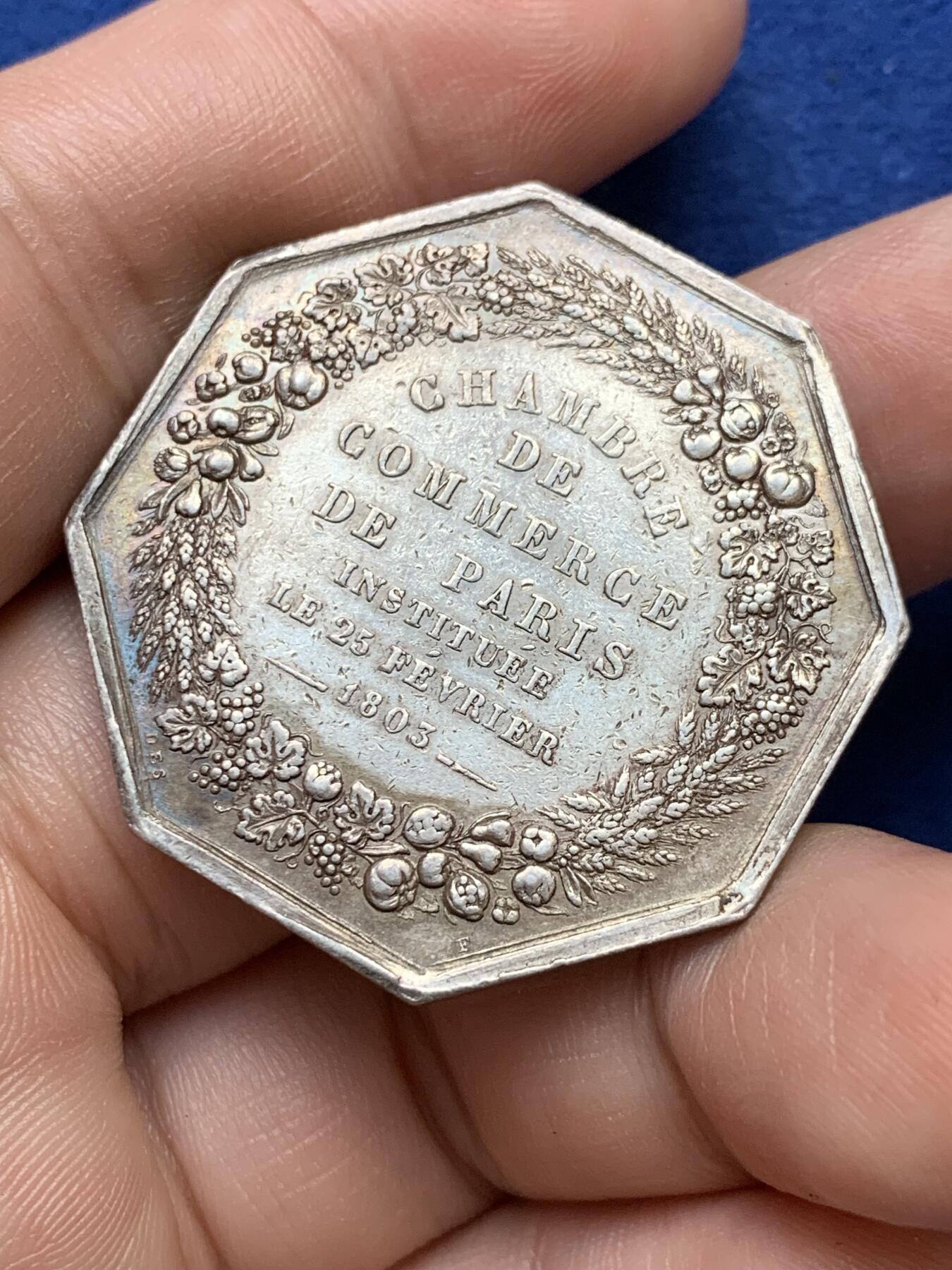 《竞宝斋》第291场- 周日，周一，周二 3场连拍 （全场包邮） 法国1803巴黎商会八角银质代币 20.1克 36.4mm 神灯边铭