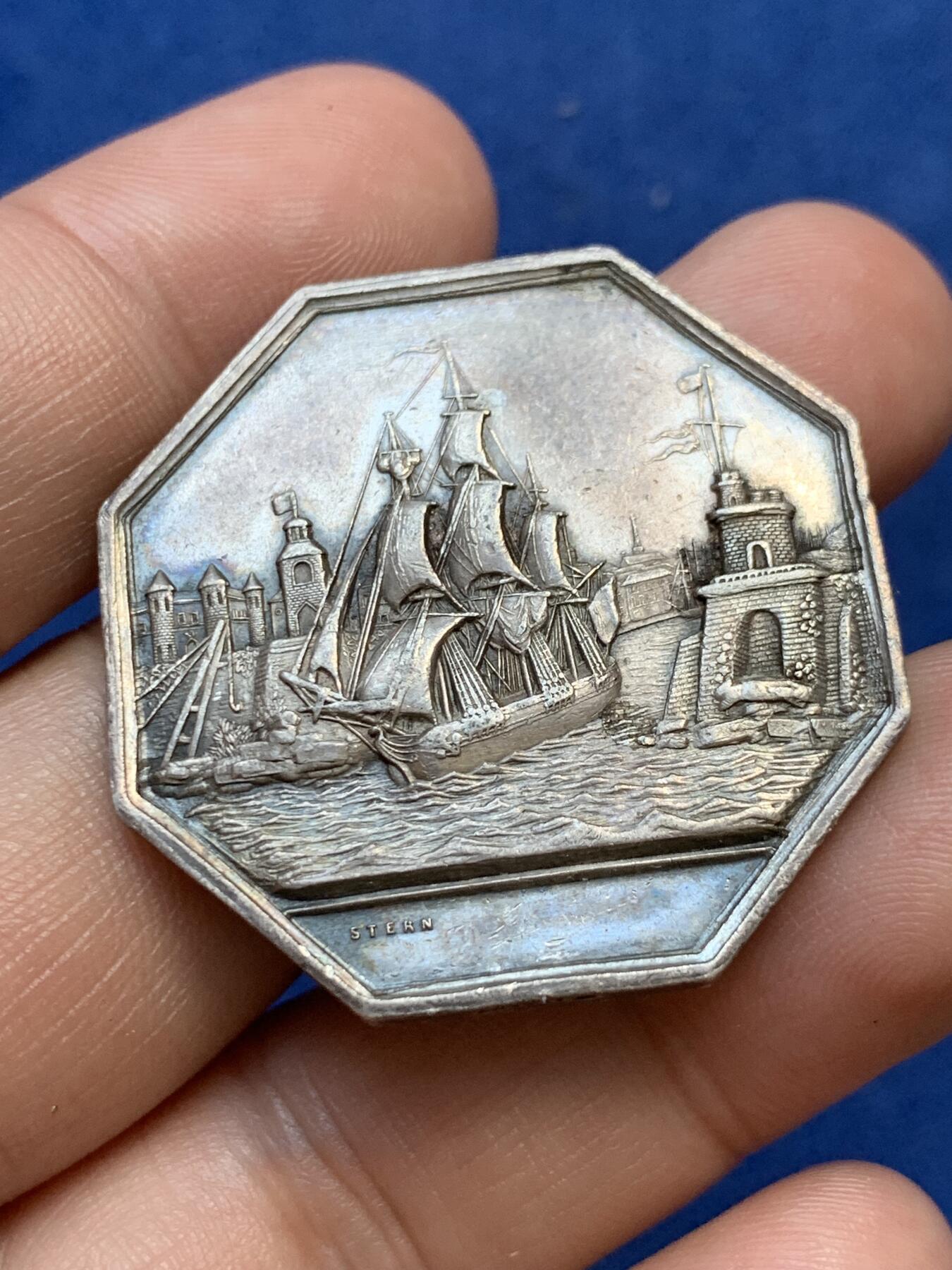 《竞宝斋》第291场- 周日，周一，周二 3场连拍 （全场包邮） 法国海上保险公司八角银质代币，擅长帆船雕刻的stern作品，18.79g，36.7mm，手指边铭