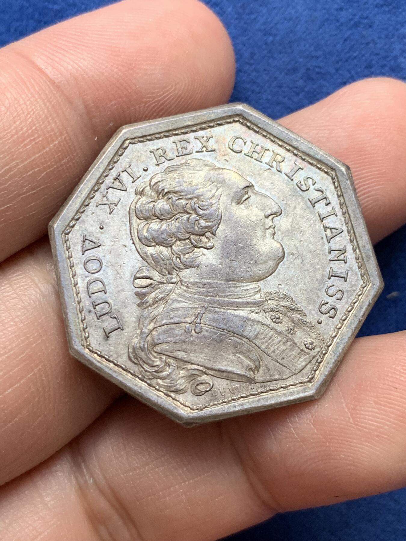 《竞宝斋》第291场- 周日，周一，周二 3场连拍 （全场包邮） 法国路易十六头像皇家宝藏八角银质代币，13.25g，32.2mm，早期无边铭