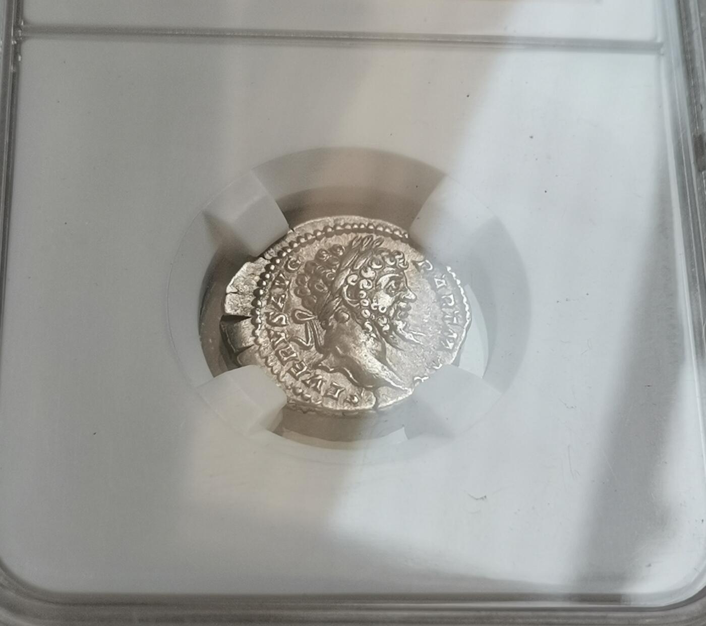 瓶子🏺第151期拍卖会  罗马帝国西勒斯公元193-211年 金砖四国	第纳里 三脚架和磨矛与帕特拉一起献祭的皇帝