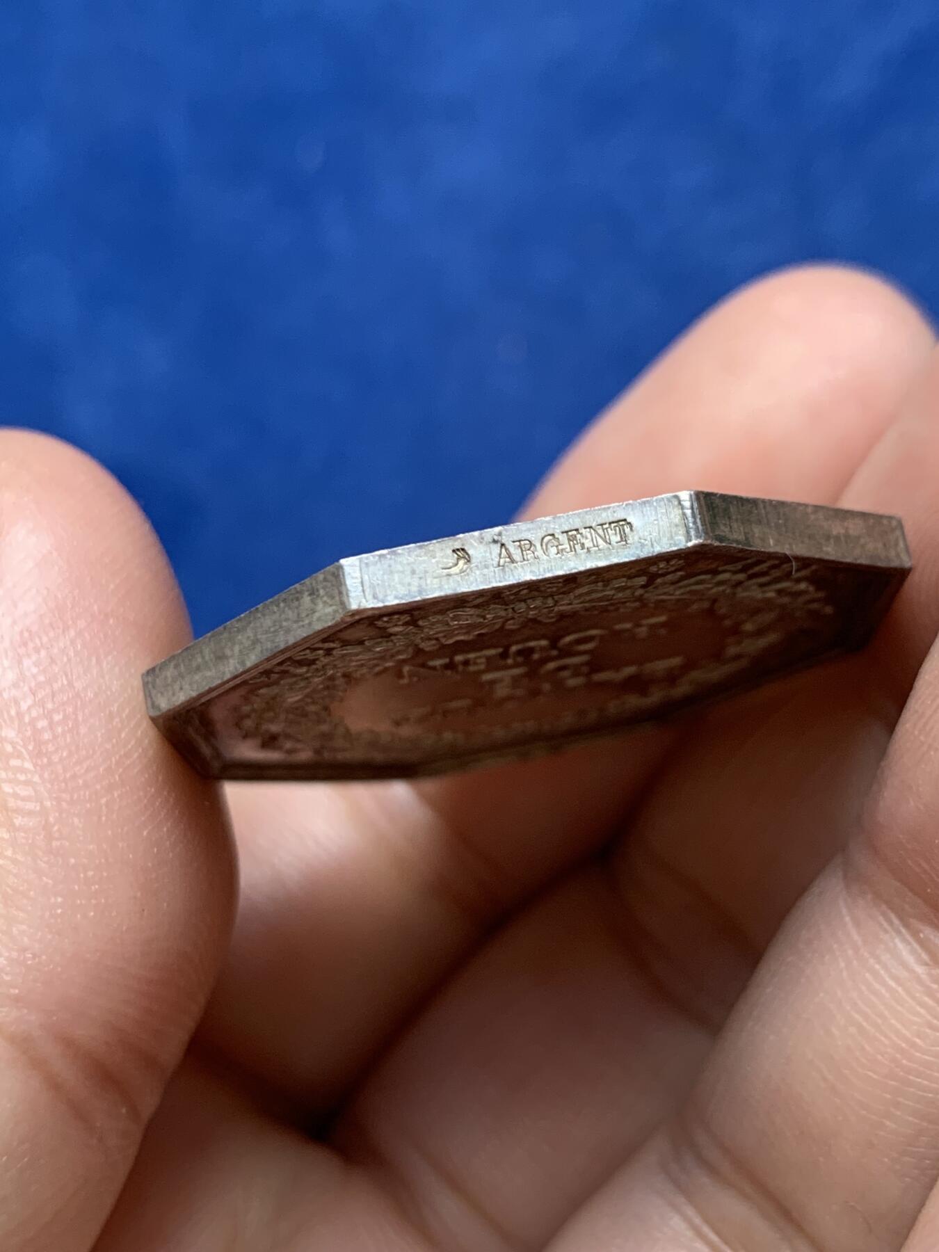 《竞宝斋》第291场- 周日，周一，周二 3场连拍 （全场包邮） 法国八角银质代币，鲁昂银行，20.42g，34.7mm，1842-1845年船首边铭