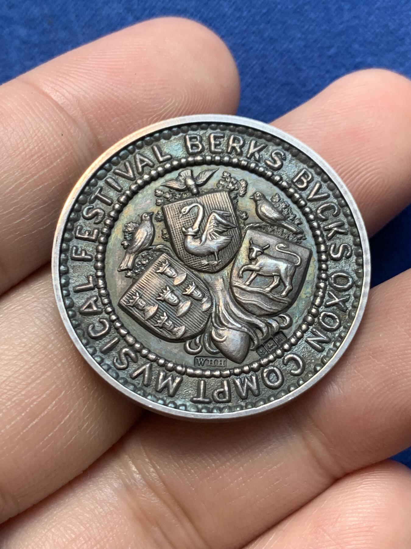 《竞宝斋》第291场- 周日，周一，周二 3场连拍 （全场包邮） 英国伯克郡白金汉郡奥克森市音乐节银质奖章，13.78g，32.7mm