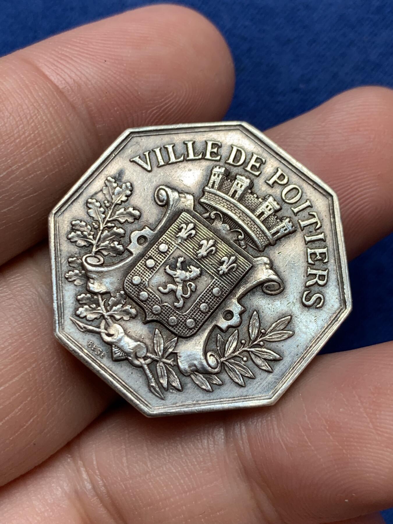 《竞宝斋》第291场- 周日，周一，周二 3场连拍 （全场包邮） 法国八角银质代币，普瓦捷储蓄银行，15.07g，30.2mm，丰饶角边铭