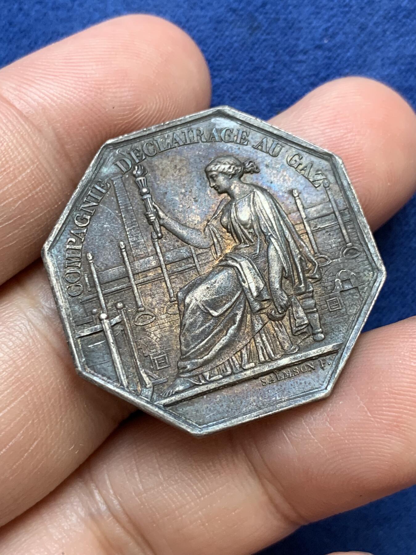 《竞宝斋》第291场- 周日，周一，周二 3场连拍 （全场包邮） 法国特鲁瓦燃气照明公司火炬女神八角银jeton，32.6mm，15.13克，手指+ARGENT边铭