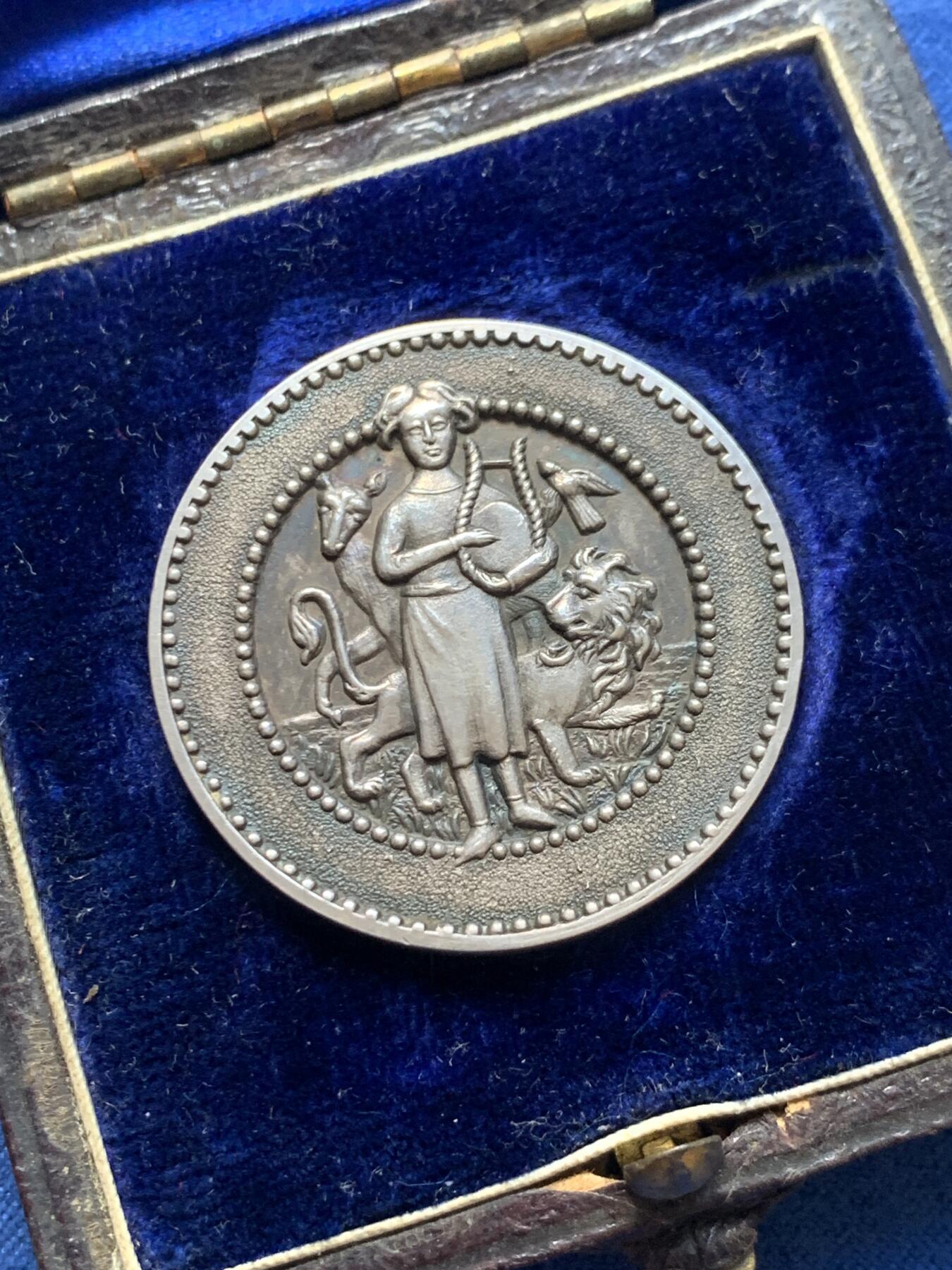 《竞宝斋》第291场- 周日，周一，周二 3场连拍 （全场包邮） 英国伯克郡白金汉郡奥克森市音乐节银质奖章，13.78g，32.7mm