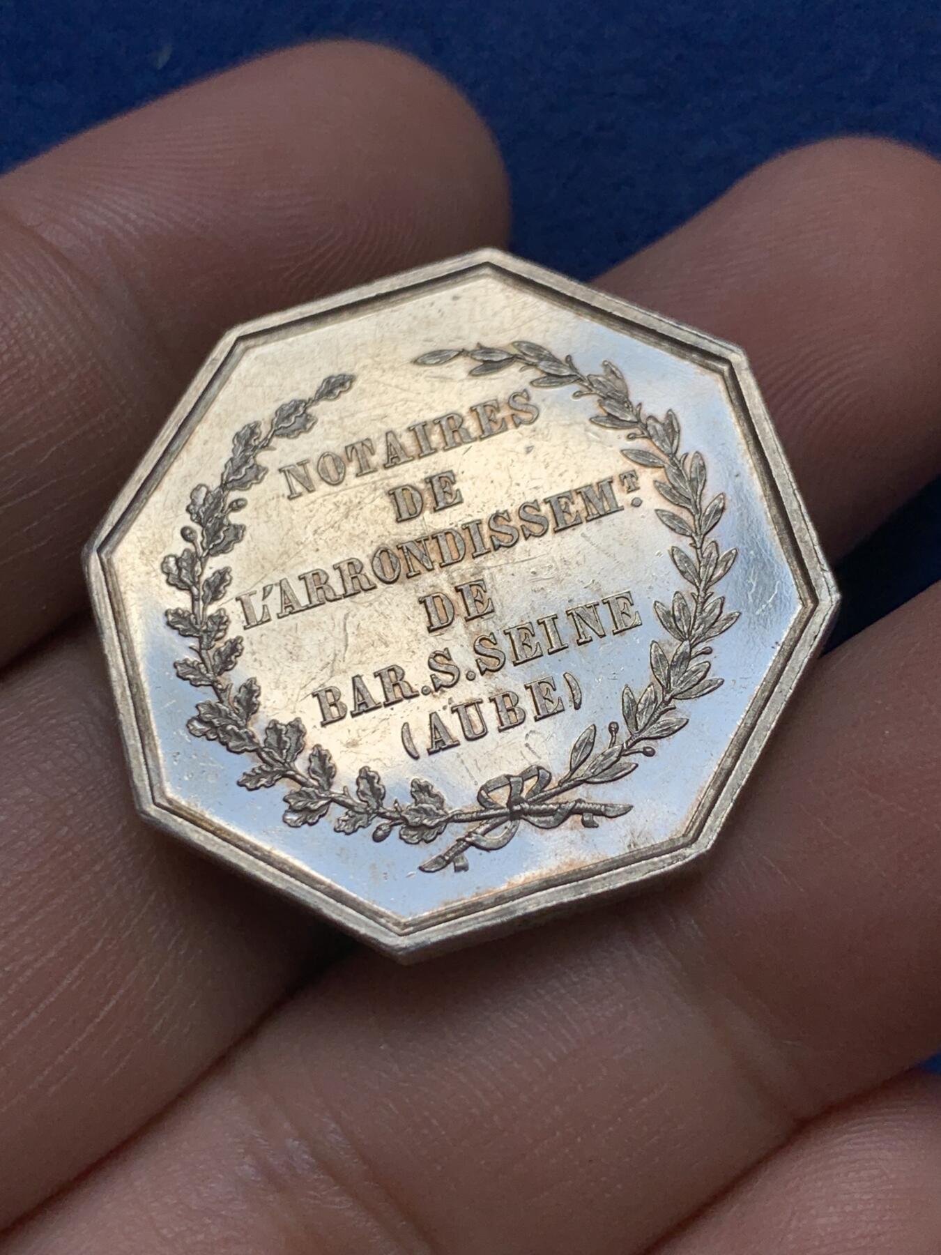 《竞宝斋》第291场- 周日，周一，周二 3场连拍 （全场包邮） 法国奥布河畔塞纳河畔巴尔公证人八角银质代币，12.30g，30mm，油灯边铭