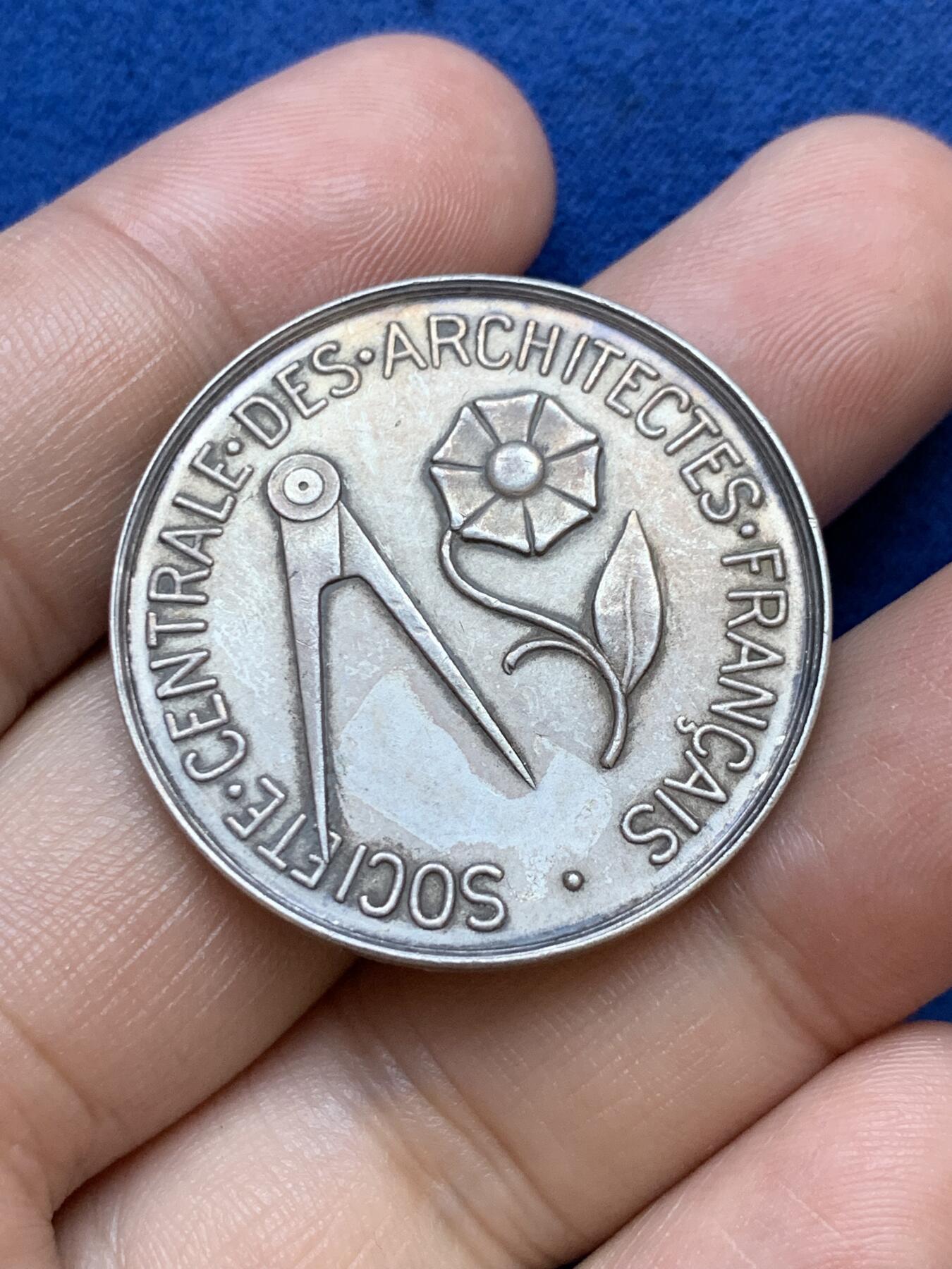 《竞宝斋》第291场- 周日，周一，周二 3场连拍 （全场包邮） 法国建筑师中央协会银质代币，14.95g，33.8mm，丰饶角边铭，3点方向有磕碰