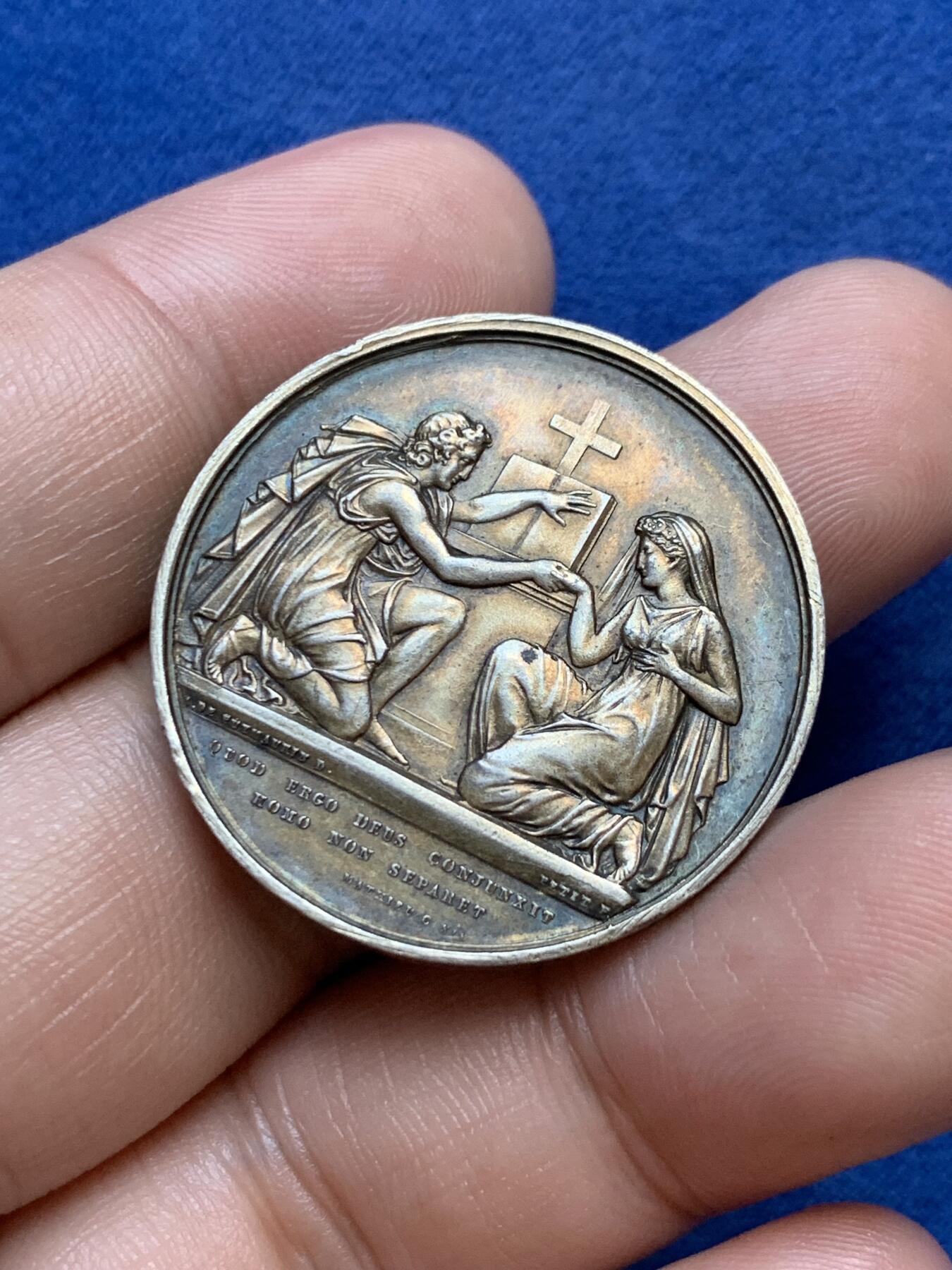 《竞宝斋》第291场- 周日，周一，周二 3场连拍 （全场包邮） 1854年法国婚姻纪念圆型银代币 手指铭 32mm 14.4g