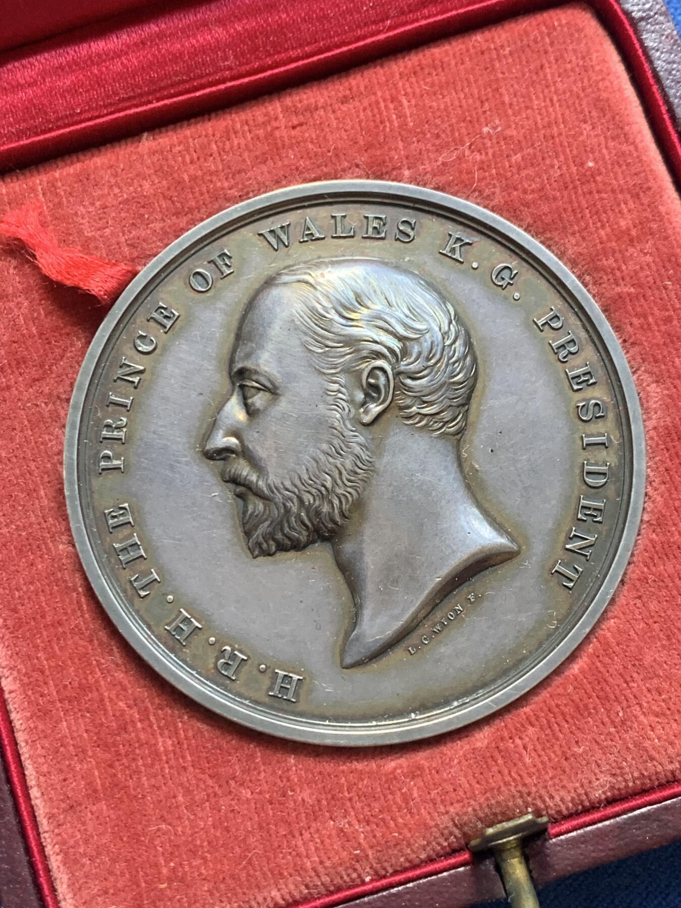 《竞宝斋》第291场- 周日，周一，周二 3场连拍 （全场包邮） 英国伦敦城市行业协会银章，威尔士亲王，未来的爱德华七世，74.85g，51.3mm