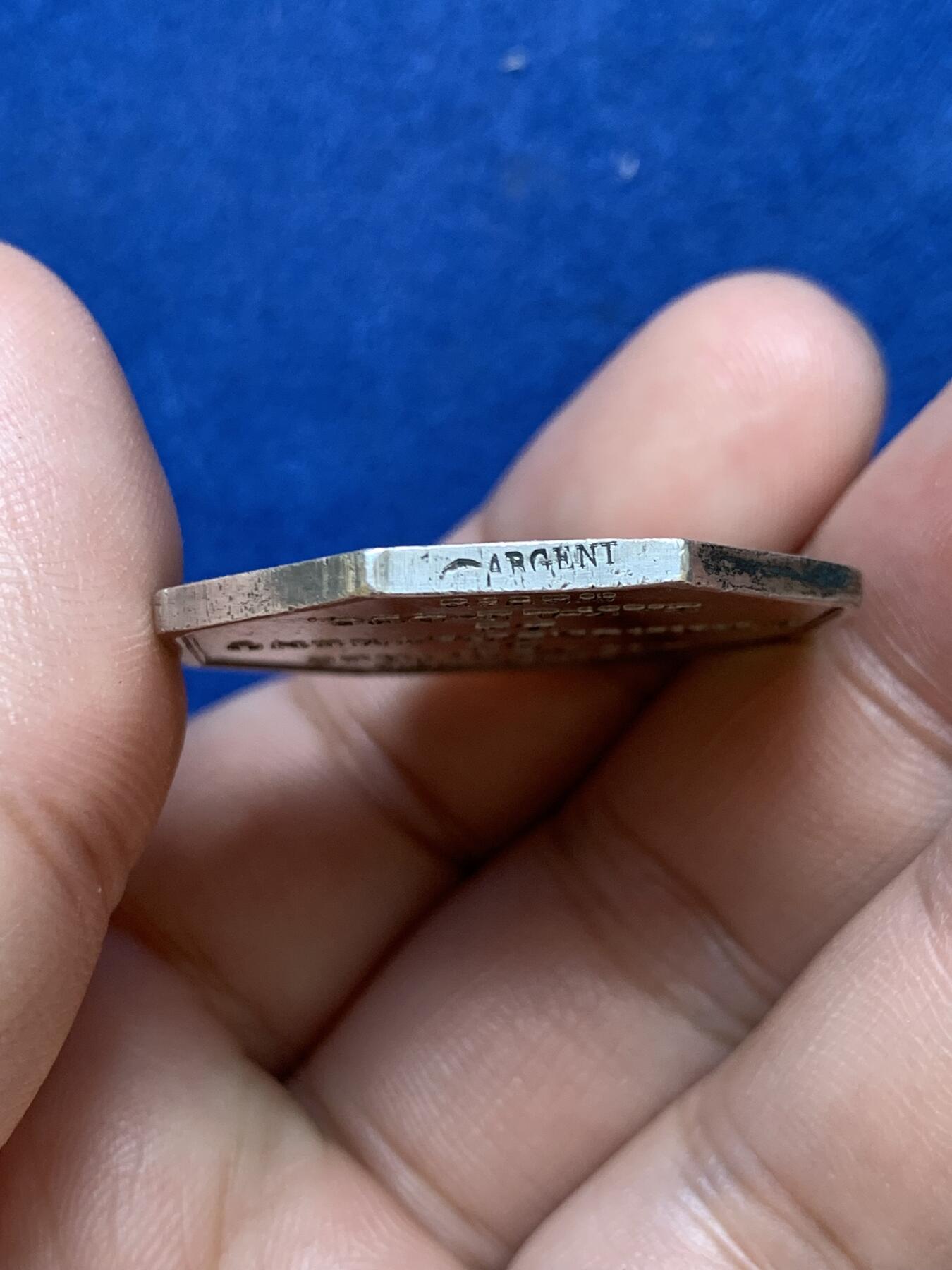 《竞宝斋》第291场- 周日，周一，周二 3场连拍 （全场包邮） 法国巴勒杜克公证人八角银质代币，17.15g，32.6mm，手指边铭