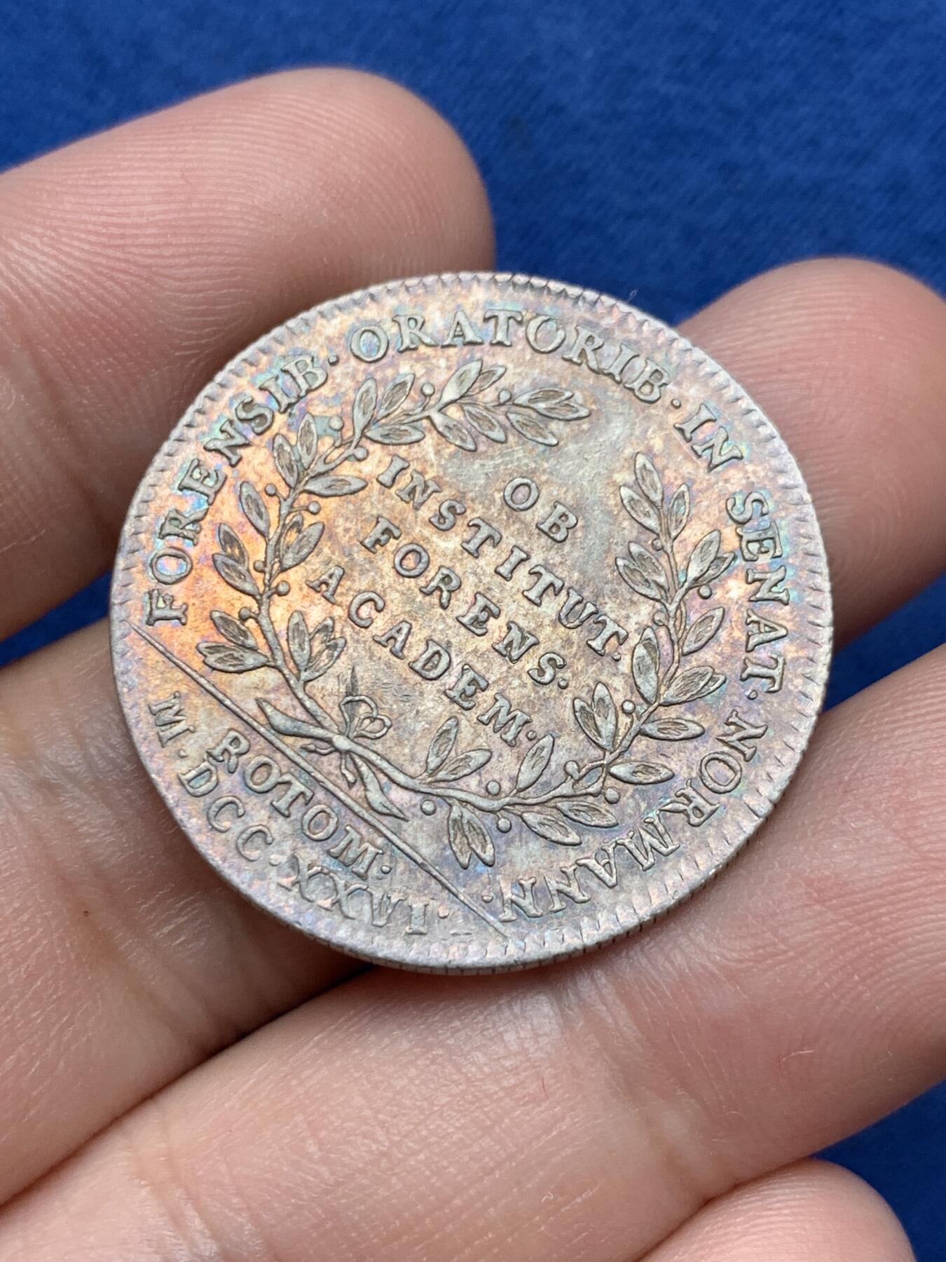 《竞宝斋》第291场- 周日，周一，周二 3场连拍 （全场包邮） 法国1726年路易十五头像诺曼底学院银质代币，8.60g，30.6mm