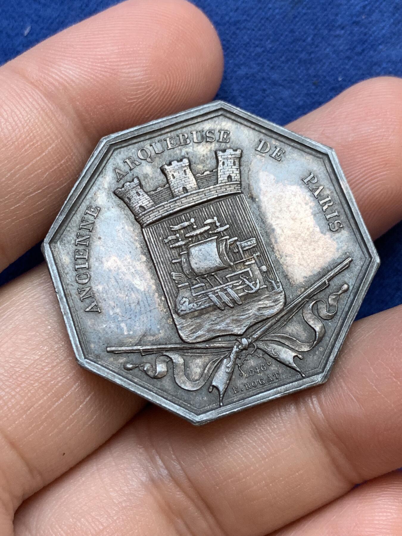 《竞宝斋》第291场- 周日，周一，周二 3场连拍 （全场包邮） 法国1840卡宾枪环八角银质代币 18.05克 35mm 蜜蜂边铭