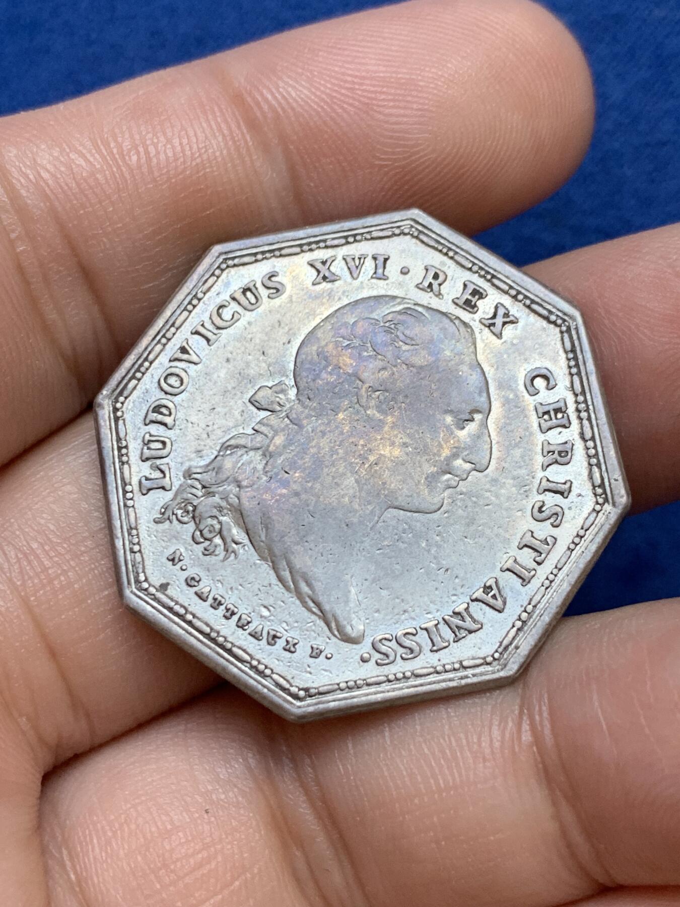 《竞宝斋》第291场- 周日，周一，周二 3场连拍 （全场包邮） 法国路易十六头像纹章八角银质代币，11.92g，32.2mm，早期无边铭