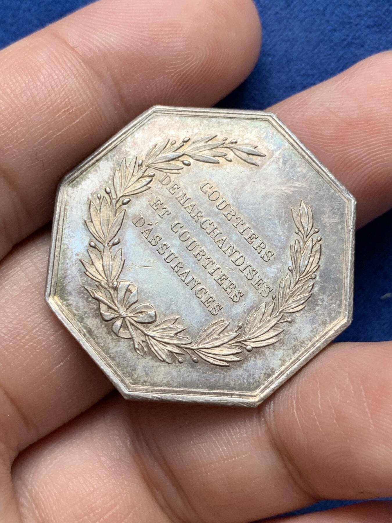 《竞宝斋》第291场- 周日，周一，周二 3场连拍 （全场包邮） 法国巴黎股票交易所八角银质代币，16.80g，33.5mm，手指边铭，黄油彩