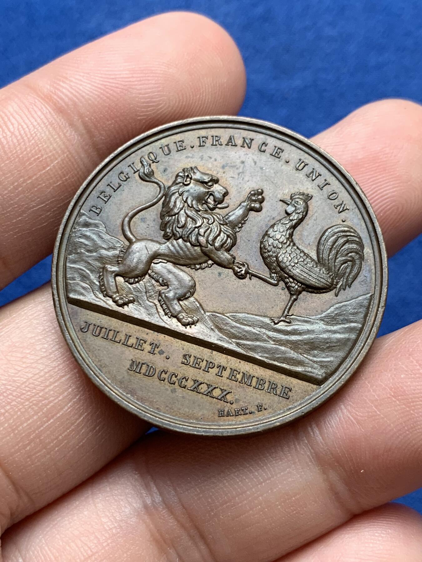 《竞宝斋》第291场- 周日，周一，周二 3场连拍 （全场包邮） 法国1832年支持比利时征服安特卫普纪念铜章，象征两个国家的动物，背面铭文：他们将一起征服和灭亡，20.61g，36.3mm，无边铭