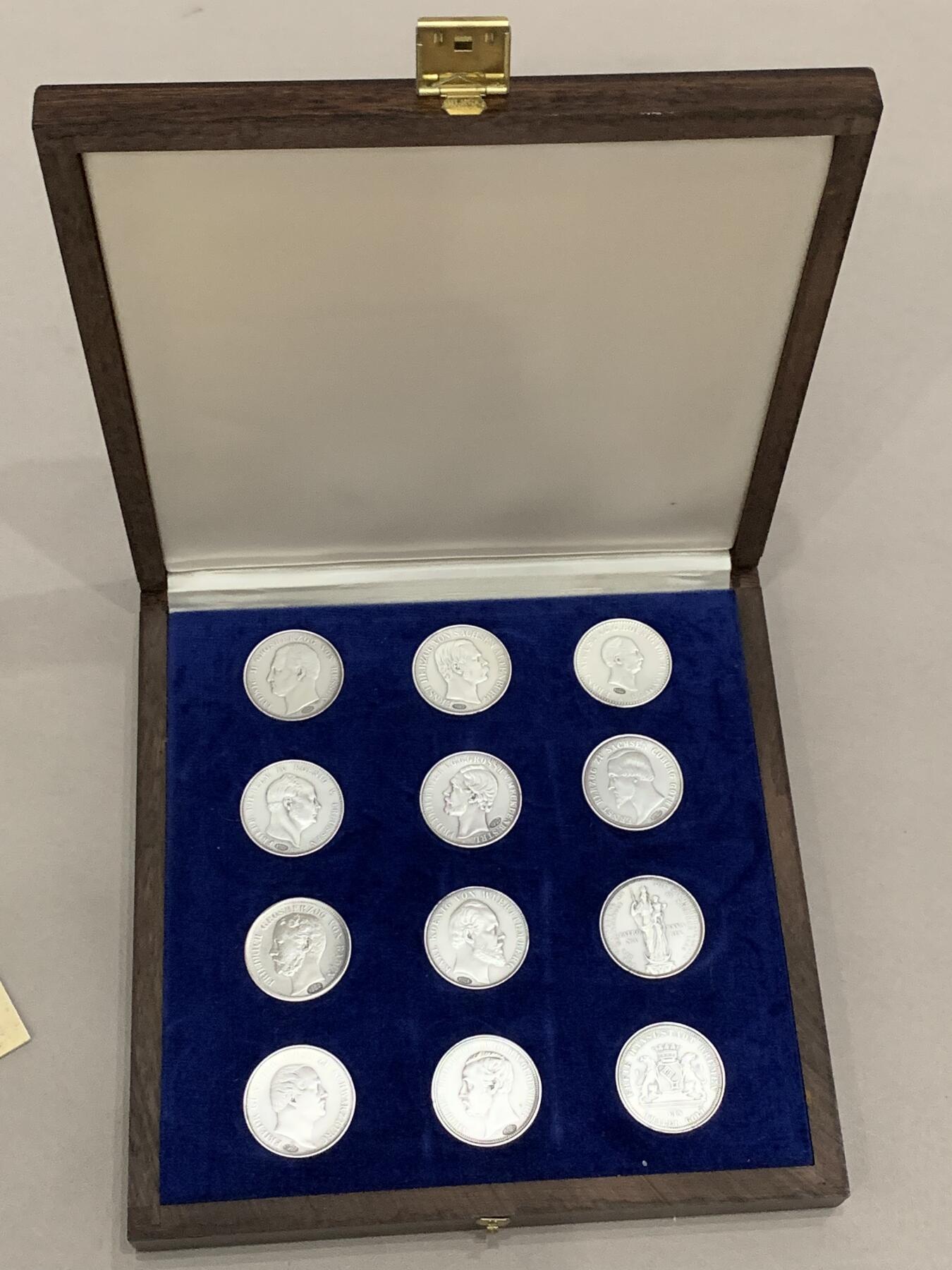 《竞宝斋》第290场- 周日，周一，周二 3场连拍 （全场包邮） 德国1982年复刻版999纯银磨砂泰勒全集带证书配实木盒 单枚重量11.9克左右*12