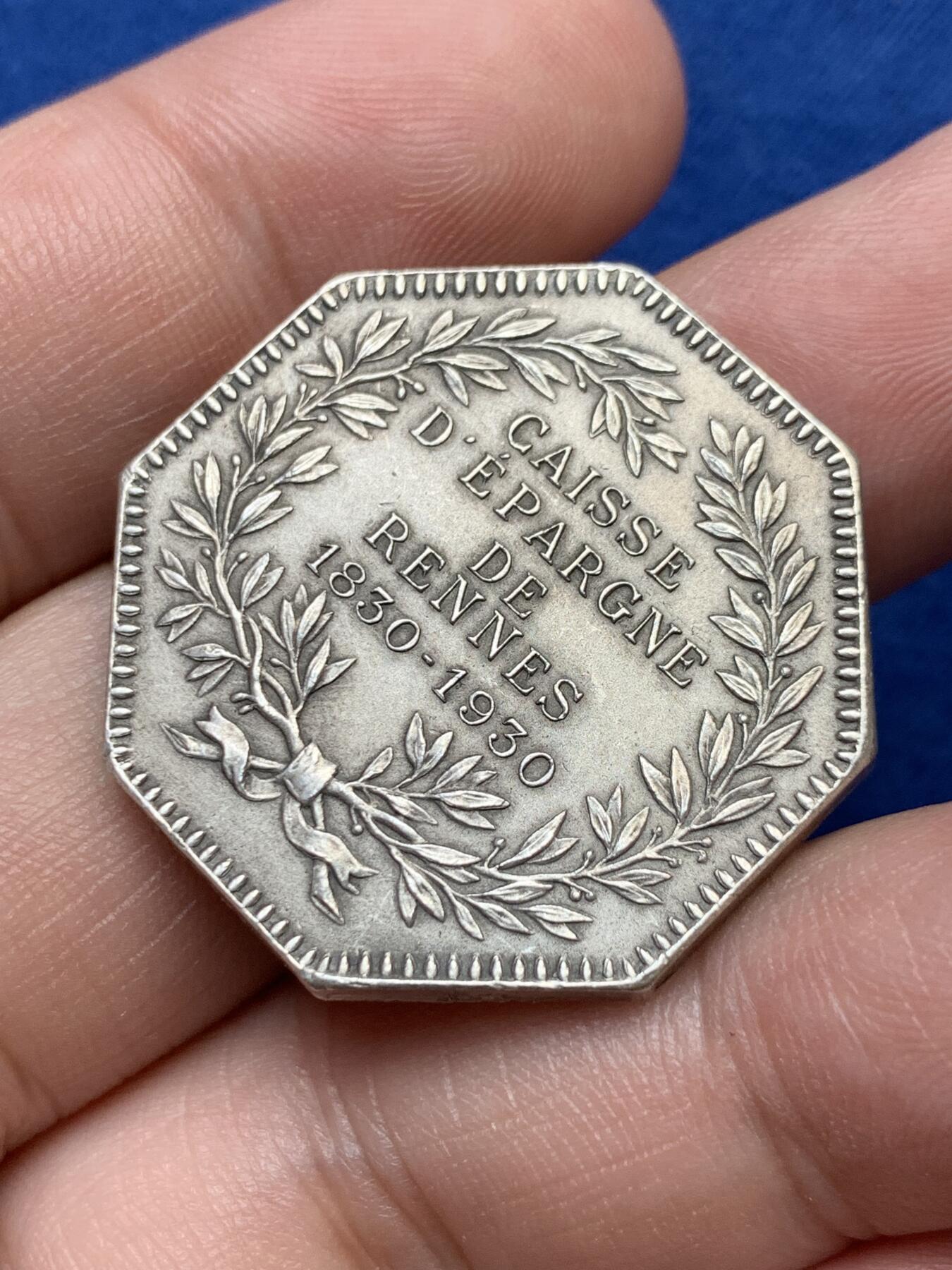 《竞宝斋》第291场- 周日，周一，周二 3场连拍 （全场包邮） 法国八角银质代币，雷恩储蓄银行，16.47g，31.5mm，菱形野猪头+ARGENT边铭