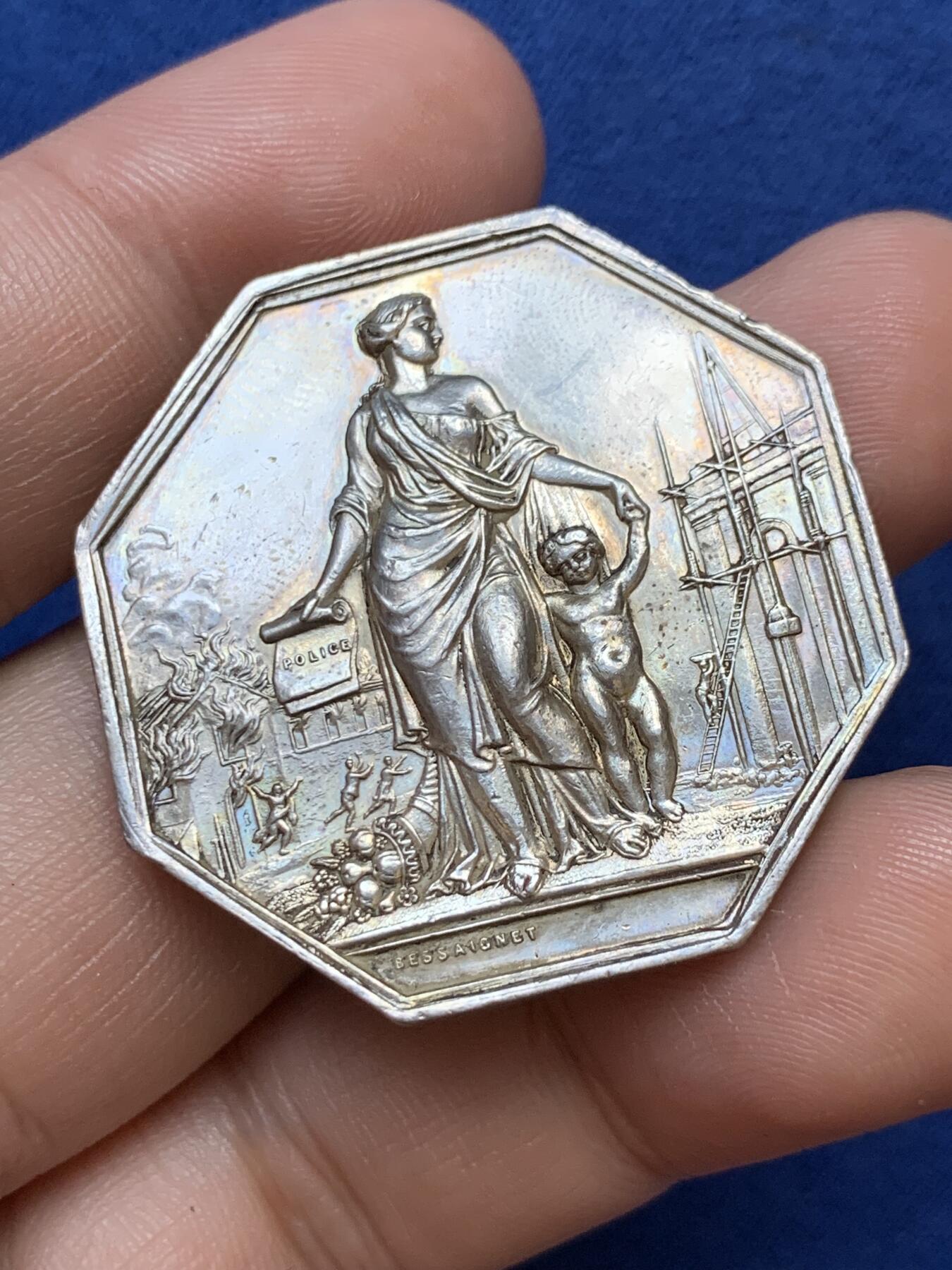 《竞宝斋》第291场- 周日，周一，周二 3场连拍 （全场包邮） 法国火灾保险八角银质代币 底板光洁人物细致非常不错的品种 21.44克 36.8mm