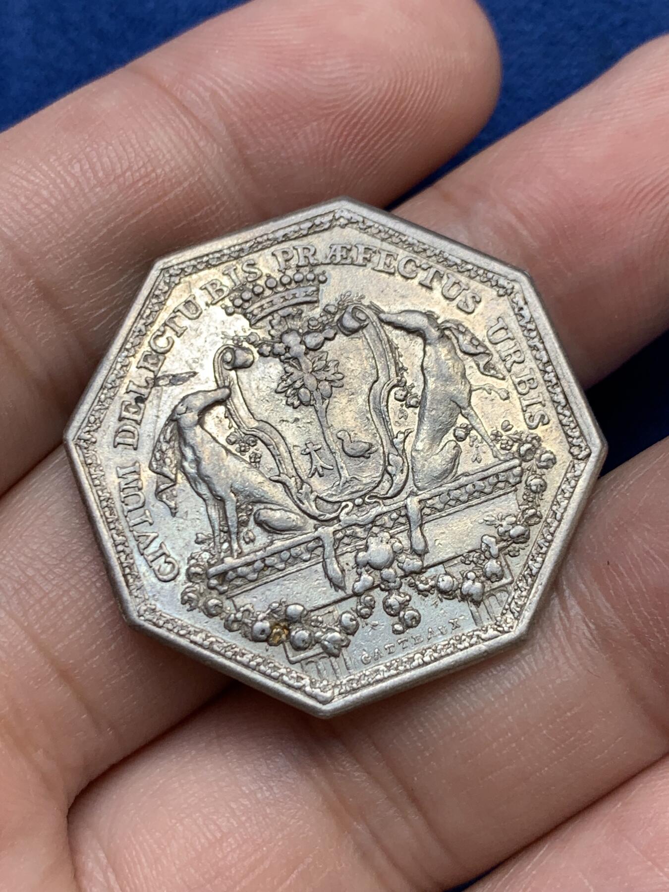 《竞宝斋》第291场- 周日，周一，周二 3场连拍 （全场包邮） 法国布列塔尼雷恩市市长盾徽八角银质代币，13.76g，32.2mm，早期无边铭