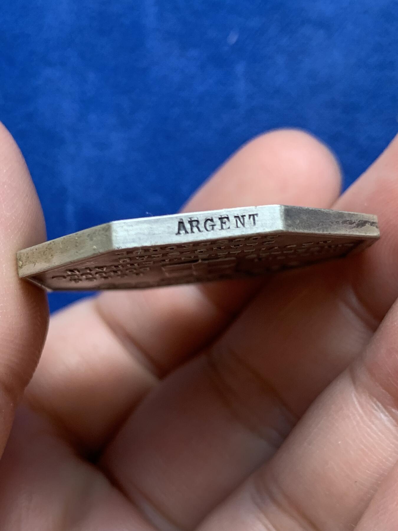 《竞宝斋》第291场- 周日，周一，周二 3场连拍 （全场包邮） 法国八角银质代币，图尔昆储蓄银行，26.28g，35.8mm，菱形野猪头+ARGENT边铭