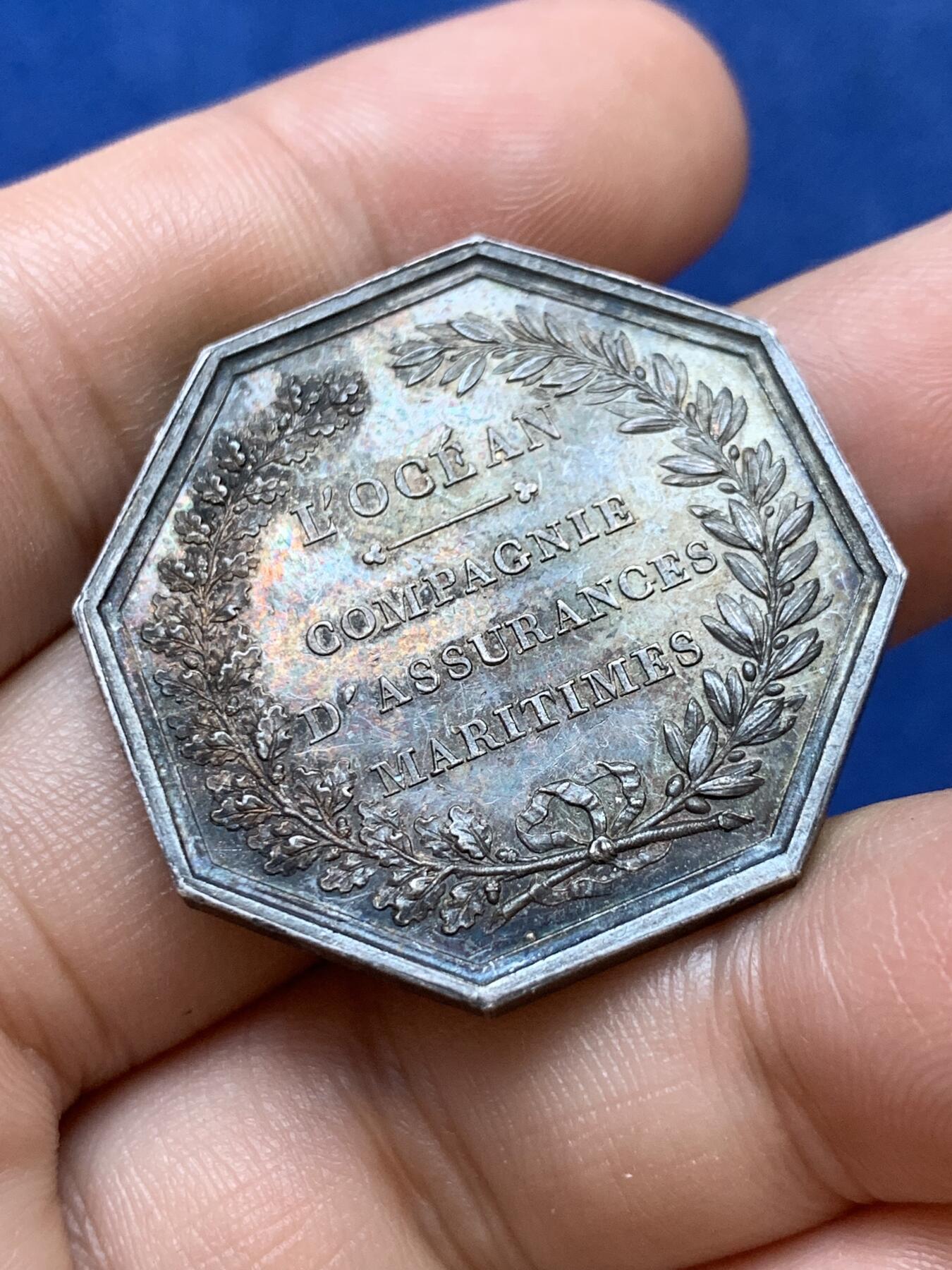 《竞宝斋》第291场- 周日，周一，周二 3场连拍 （全场包邮） 法国海王八角银质代币，海洋保险公司，欧洲窖藏酱彩包浆，17.00g，33.6mm，丰饶角边铭