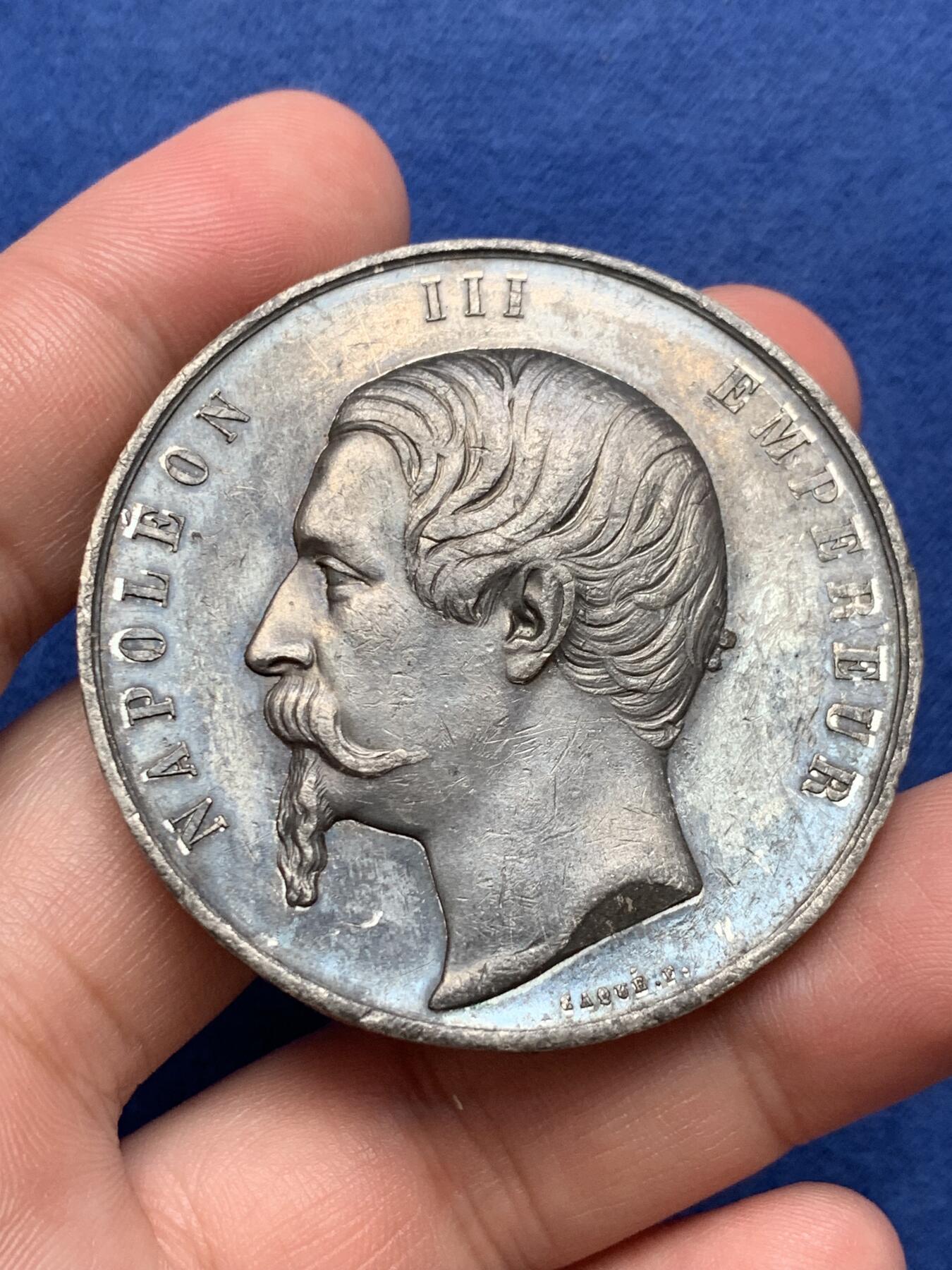 《竞宝斋》第291场- 周日，周一，周二 3场连拍 （全场包邮） 法国1855年拿破仑三世头像世博会工业宫建筑锡质圆章，46.71g，50.3mm，无边铭，有磕碰